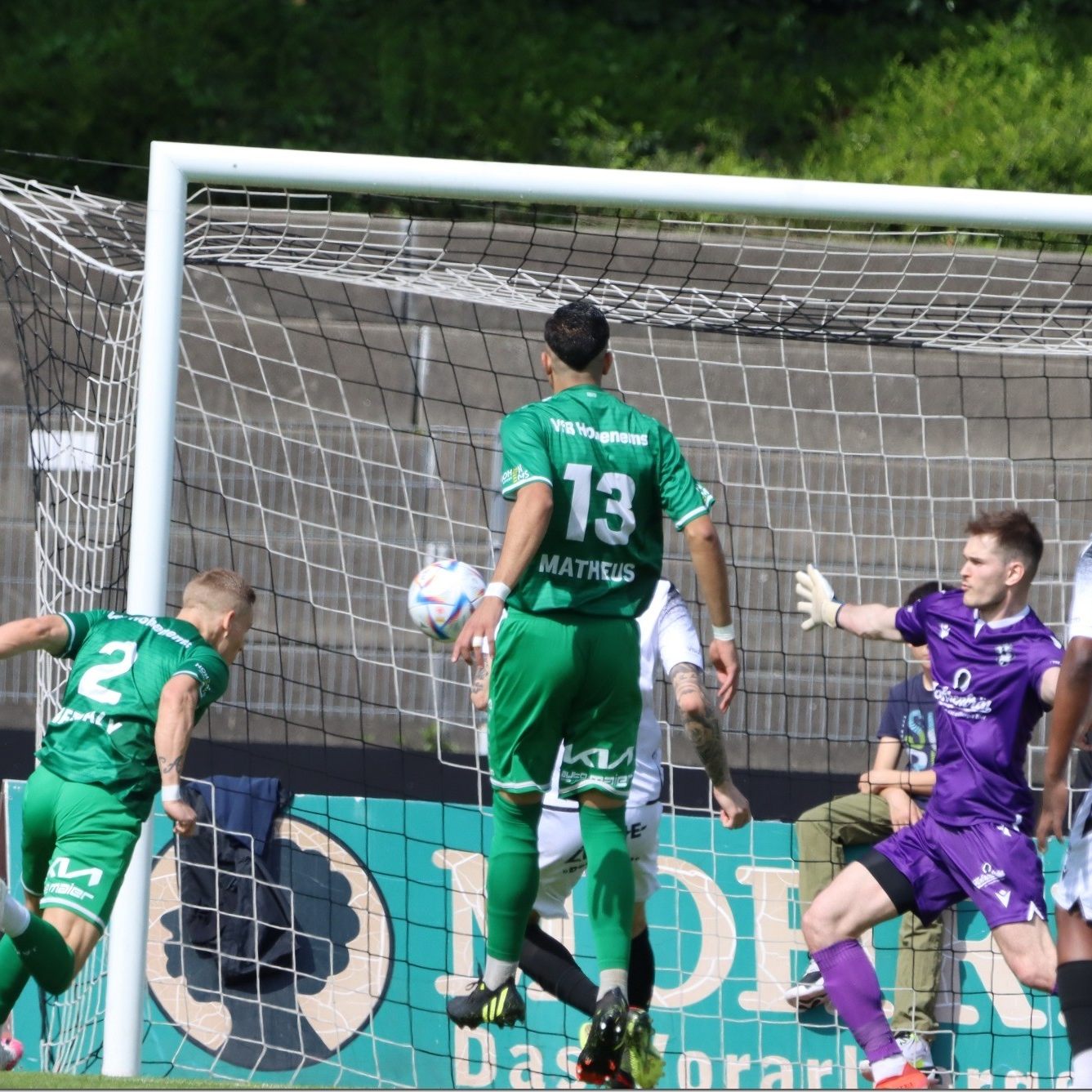 Herbaly Kopfball bringt Emser Führung.