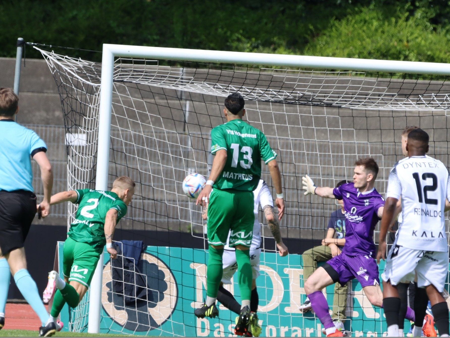 Herbaly Kopfball bringt Emser Führung.