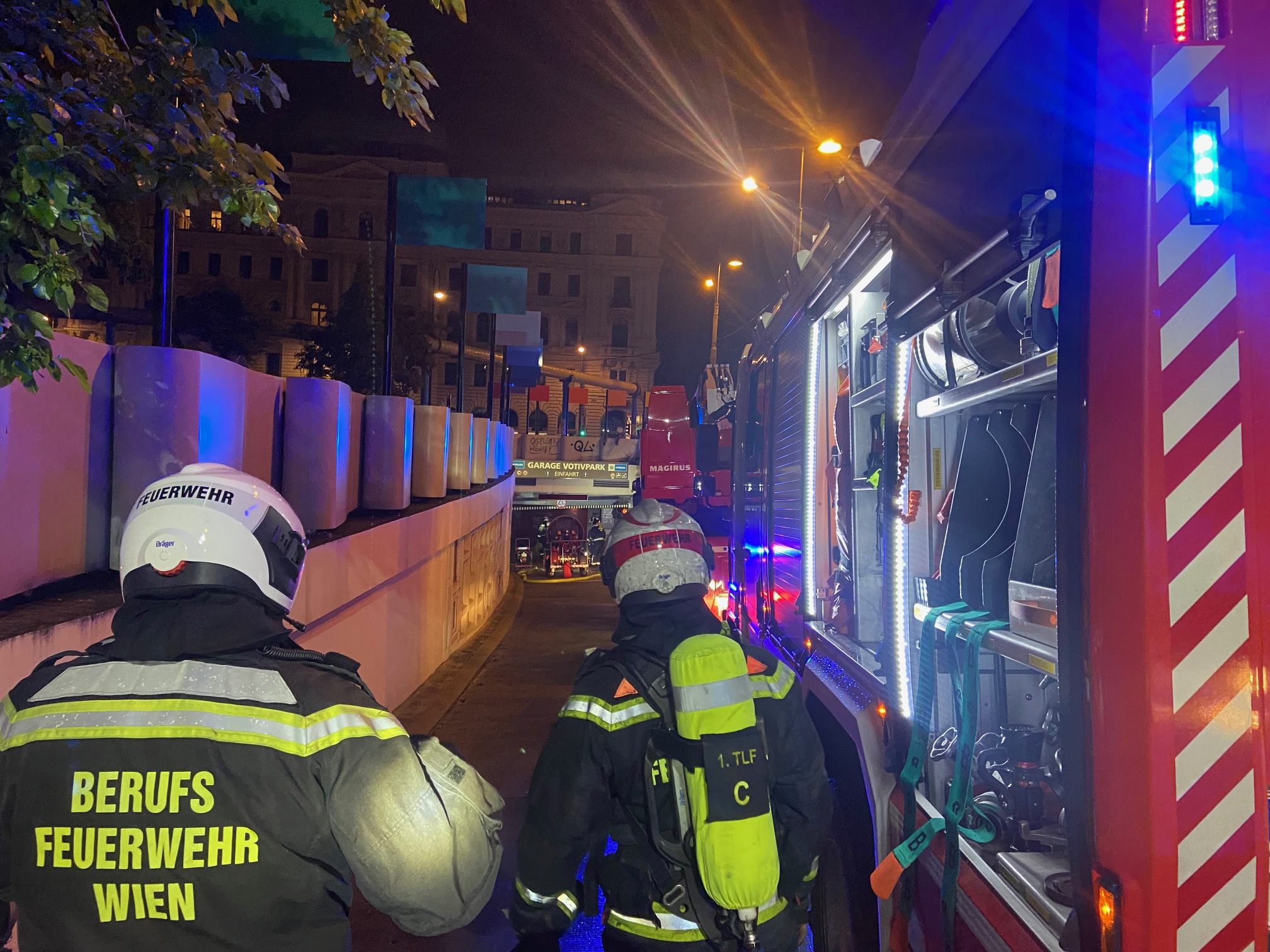 Pkw-Brand in Wiener Votivgarage sorgte für Feuerwehr-Einsatz. Pkw-Brand in Wiener Votivgarage sorgte für Feuerwehr-Einsatz.