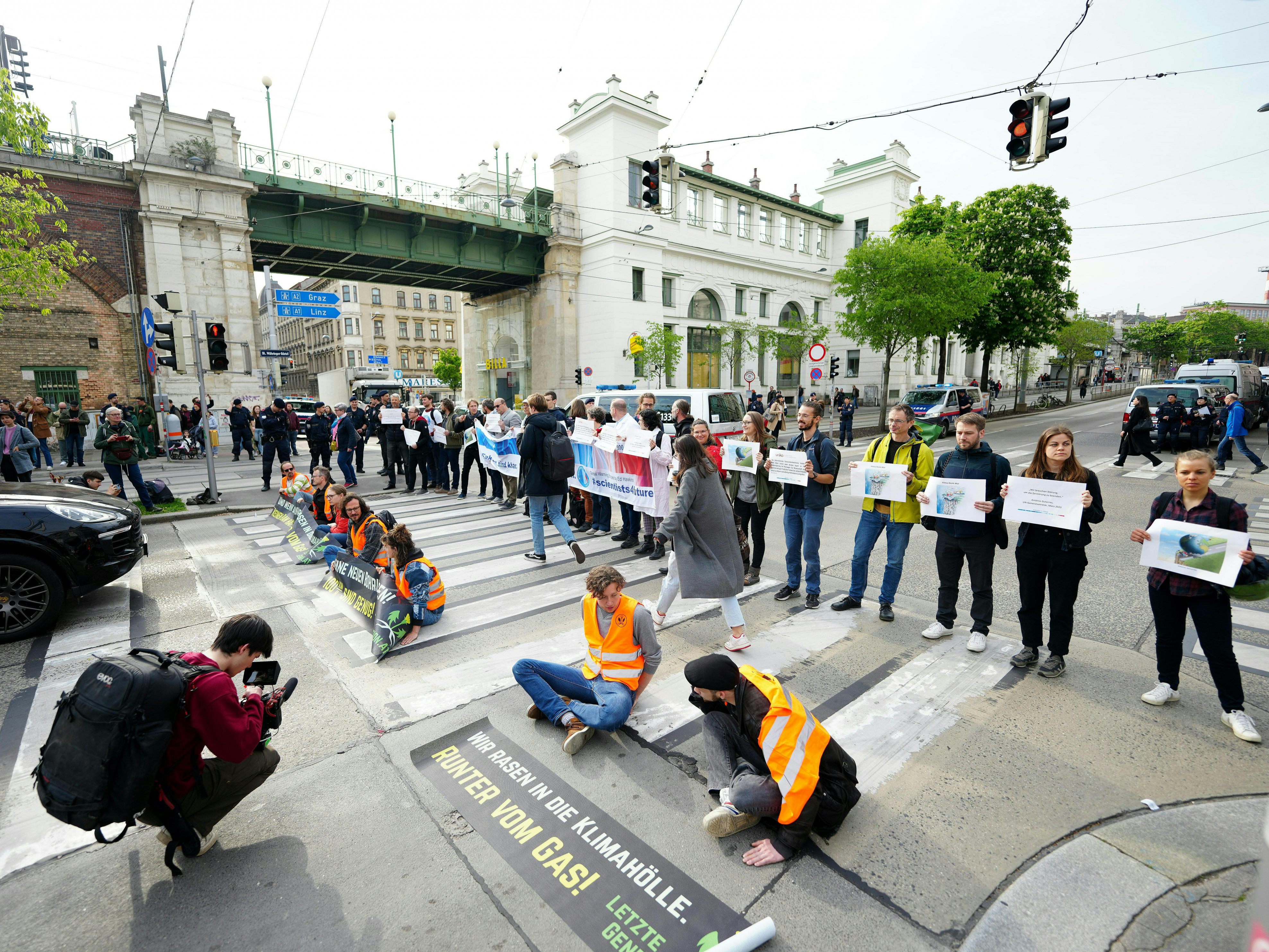 Klima-Aktivisten der "Letzten Generation" wollen in einer dritten Aktionswelle ab 2. Mai den Frühverkehr in Wien lahmlegen. Klima-Aktivisten der "Letzten Generation" wollen in einer dritten Aktionswelle ab 2. Mai den Frühverkehr in Wien lahmlegen.