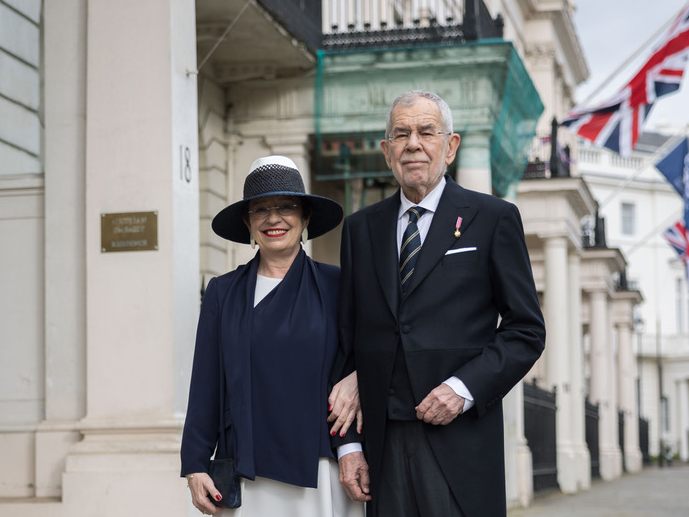 Dorisch Schmidauer und BP Alexander Van der Bellen kurz vor der Abfahrt zur Krönungszeremonie von König Charles III. Dorisch Schmidauer und BP Alexander Van der Bellen kurz vor der Abfahrt zur Krönungszeremonie von König Charles III.