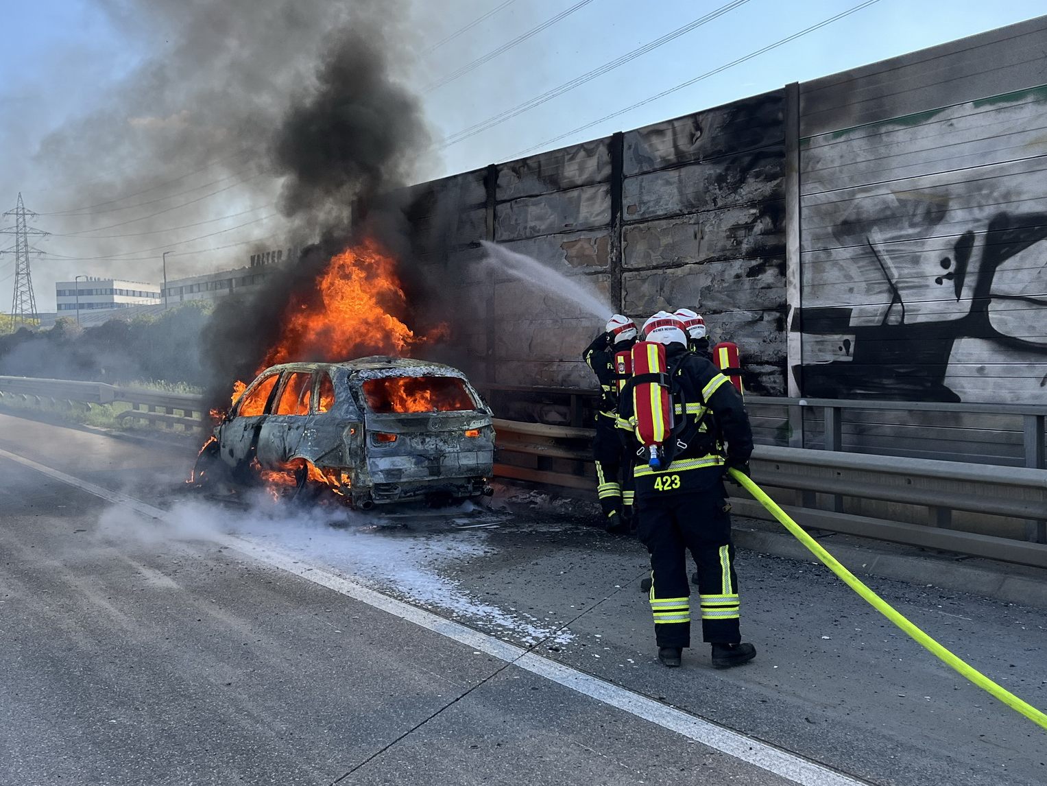 In letzter Sekunde wurde ein Kind aus diesem brennenden Auto gerettet. In letzter Sekunde wurde ein Kind aus diesem brennenden Auto gerettet.