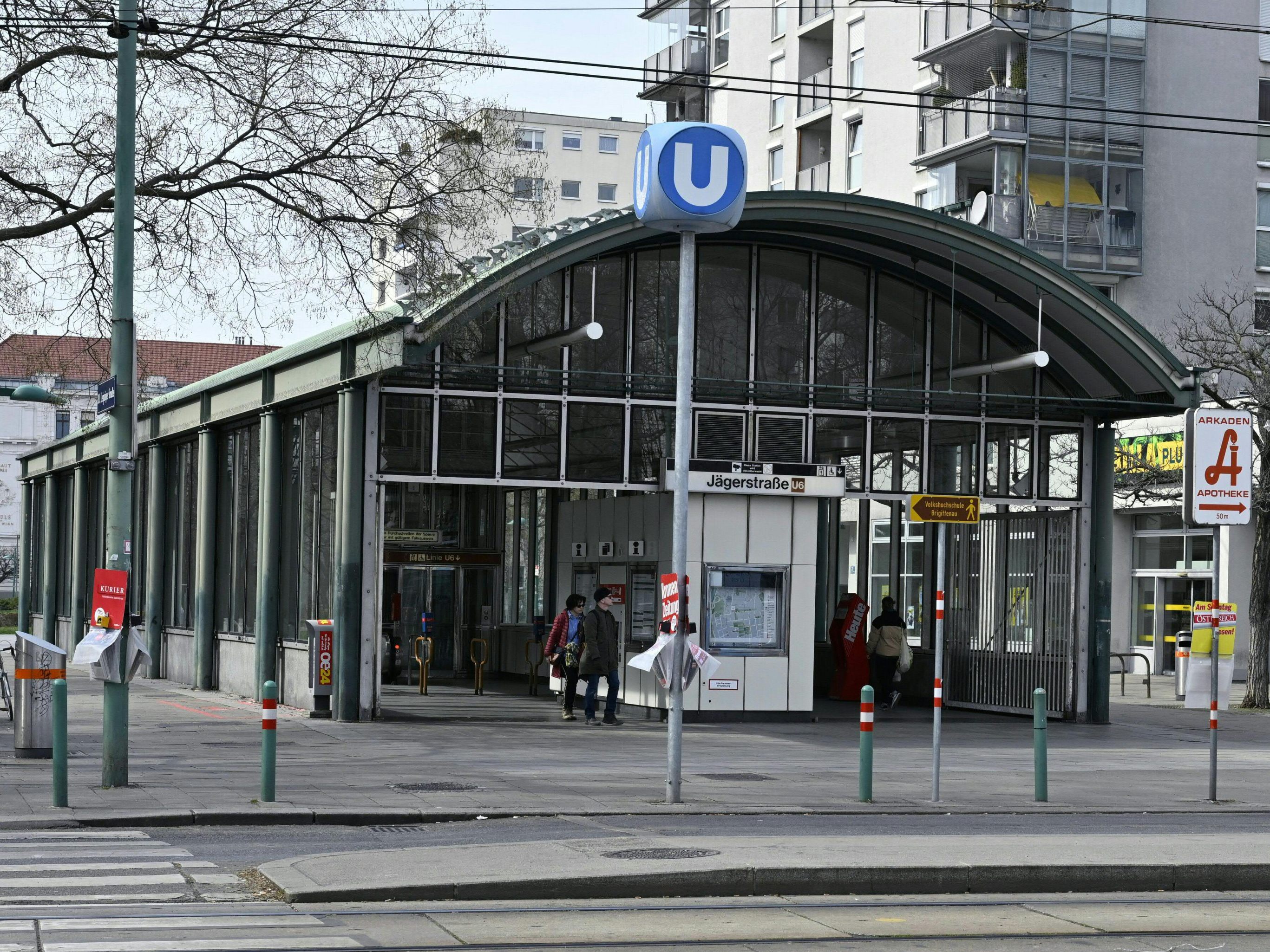 In der U6-Station Jägerstraße wurde ein 31-Jähriger mit einer Machete getötet. In der U6-Station Jägerstraße wurde ein 31-Jähriger mit einer Machete getötet.