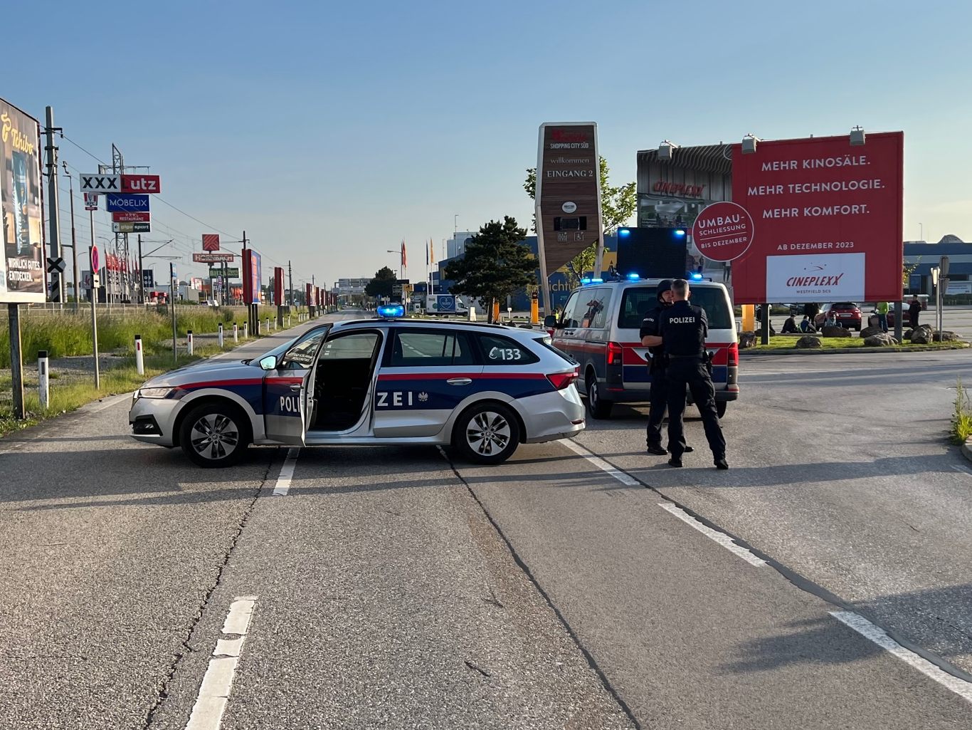 Einen Großeinsatz gab es nach einem Einbruch und Brand in der SCS. Einen Großeinsatz gab es nach einem Einbruch und Brand in der SCS.