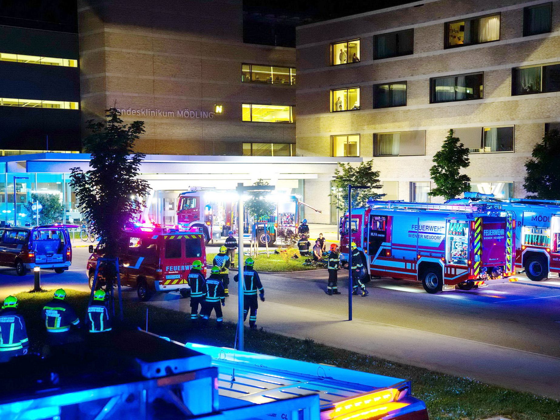 Bei einem Brand im Landesklinikum Mödling sind in der Nacht auf Dienstag drei Patienten gestorben.