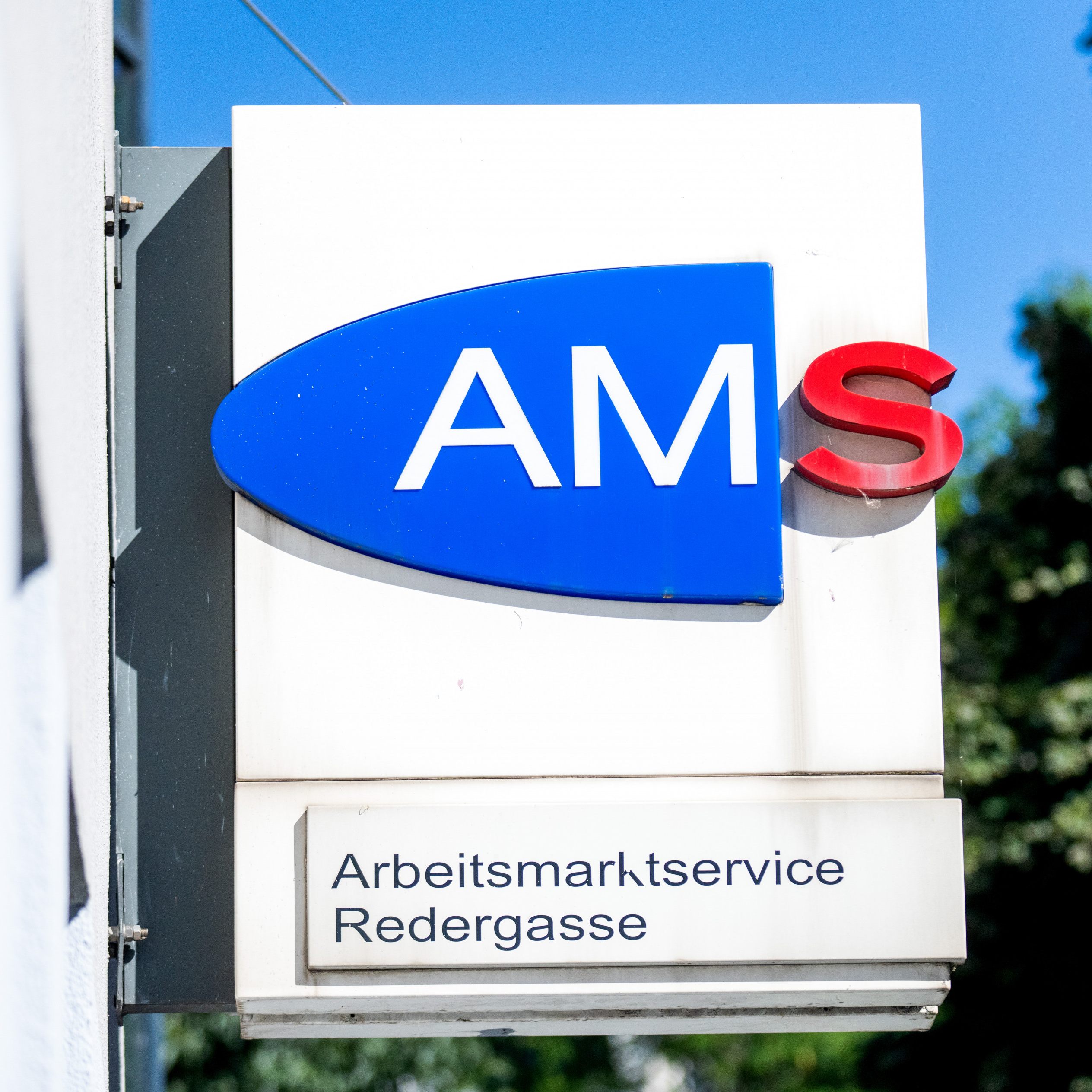 Derzeit sind 321.121 Menschen beim AMS arbeitslos oder in Schulung gemeldet.