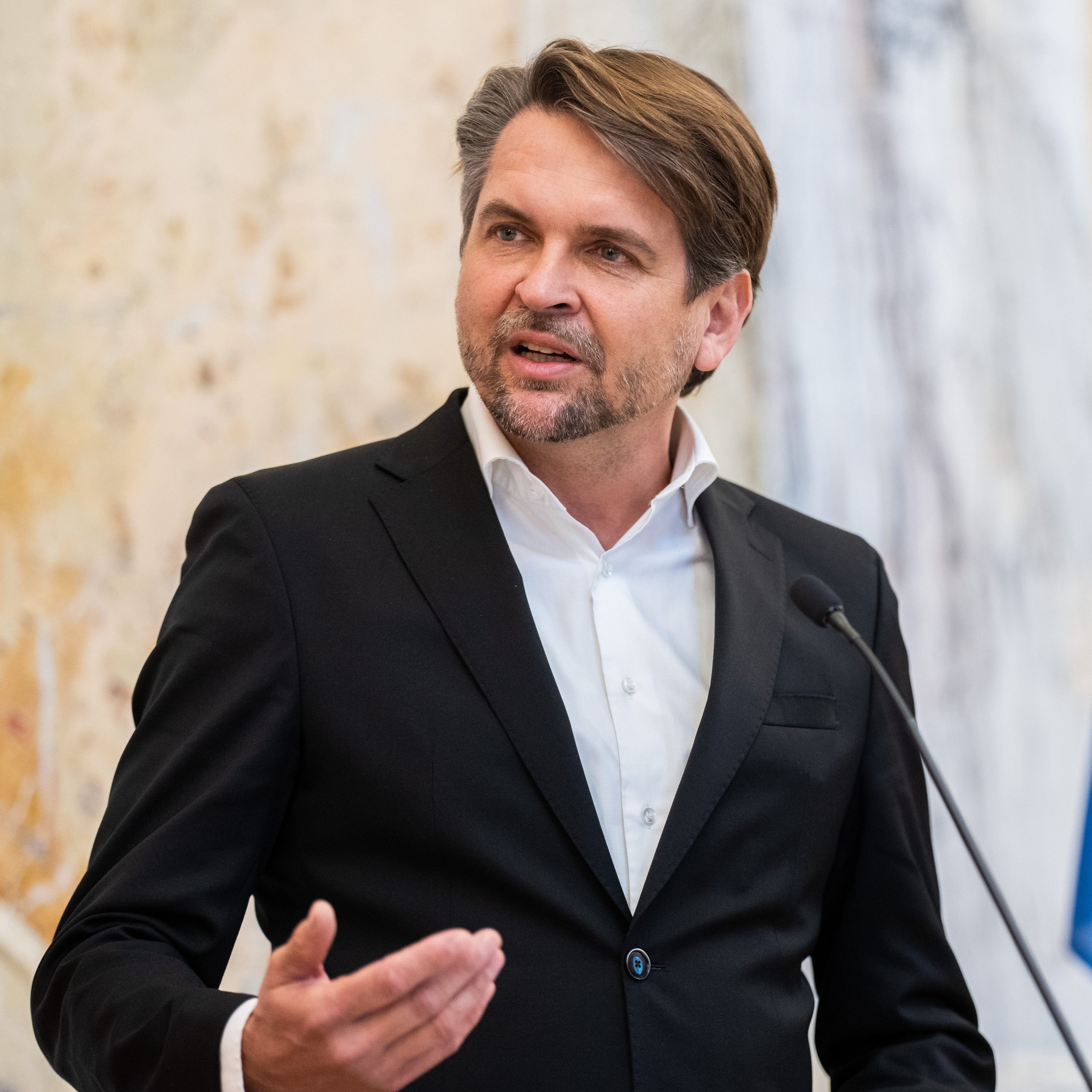 Der Dachverbands-Vorsitzende Peter Lehner fordert die Einbindung der Sozial- und Gesundheitsversicherung in die Verhandlungen.