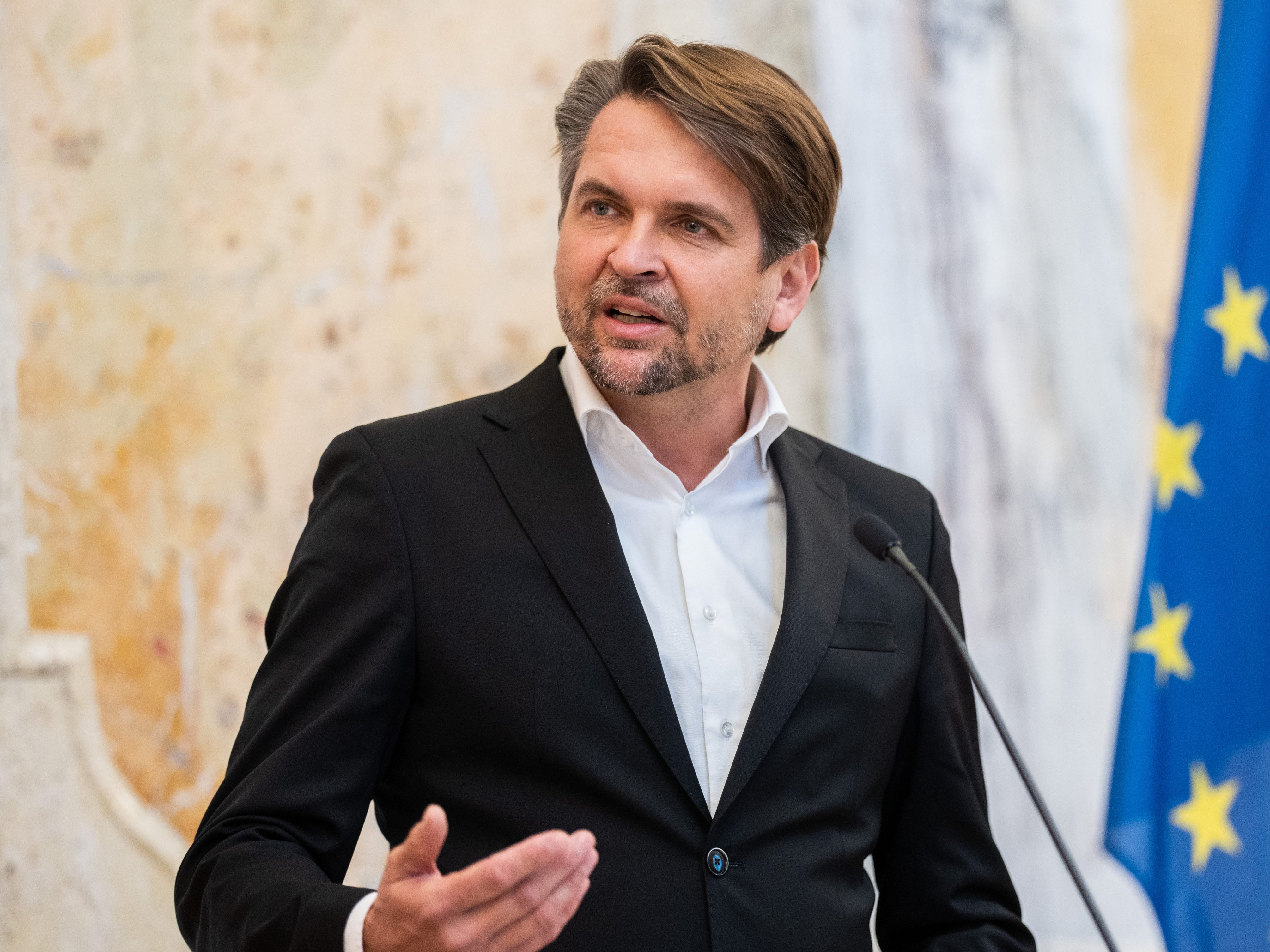 Der Dachverbands-Vorsitzende Peter Lehner fordert die Einbindung der Sozial- und Gesundheitsversicherung in die Verhandlungen.