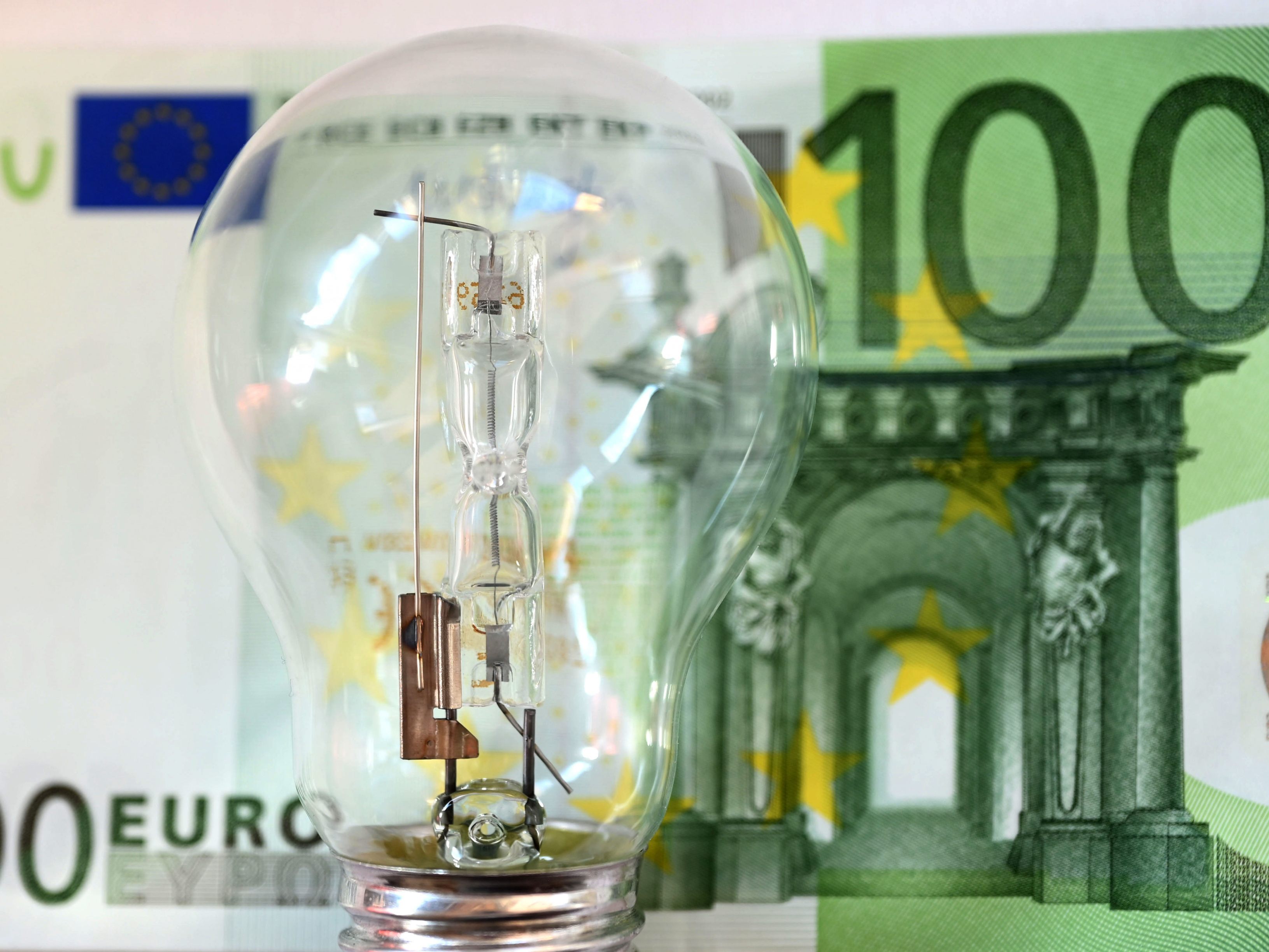 Die NEOS starten eine Petition für leistbare Strompreise in NÖ. Die NEOS starten eine Petition für leistbare Strompreise in NÖ.