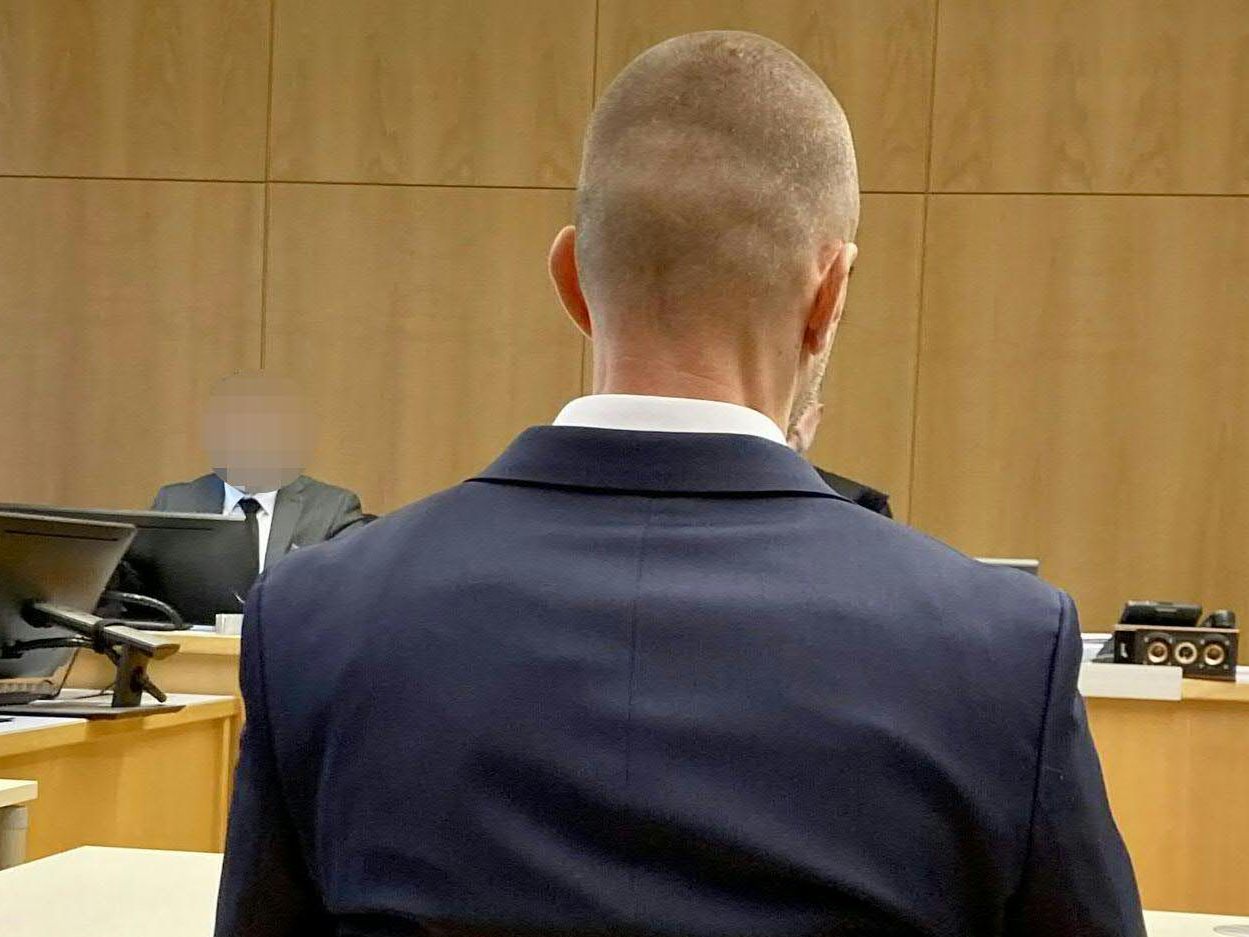 Jener Polizist, der bei einer Übung aus Versehen seinen Kollgen getötet hatte, wurde in Graz verurteilt. Jener Polizist, der bei einer Übung aus Versehen seinen Kollgen getötet hatte, wurde in Graz verurteilt.