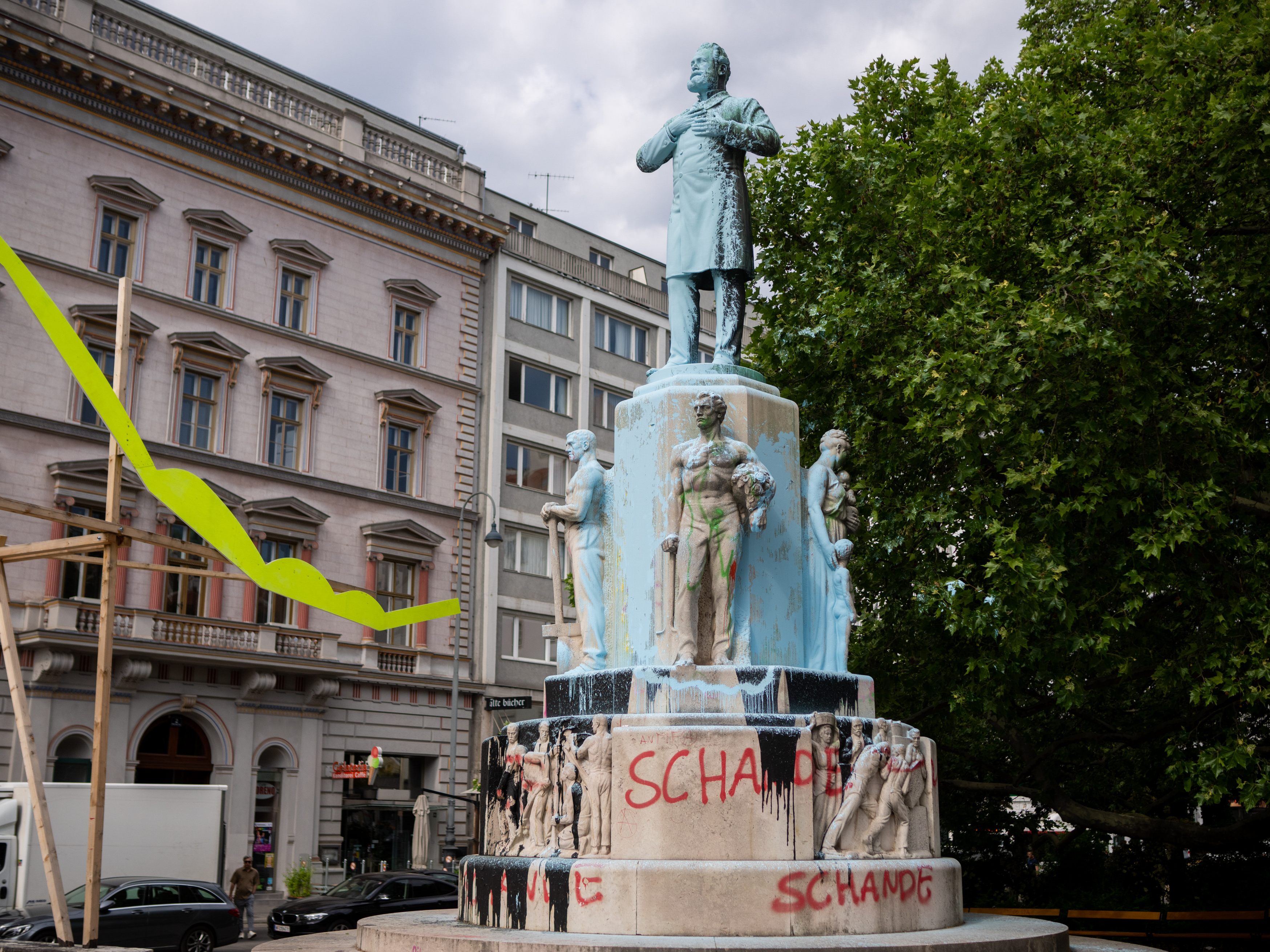 Das Wiener Lueger-Denkmal soll um 3,5 Grad gekippt werden. Das Wiener Lueger-Denkmal soll um 3,5 Grad gekippt werden.