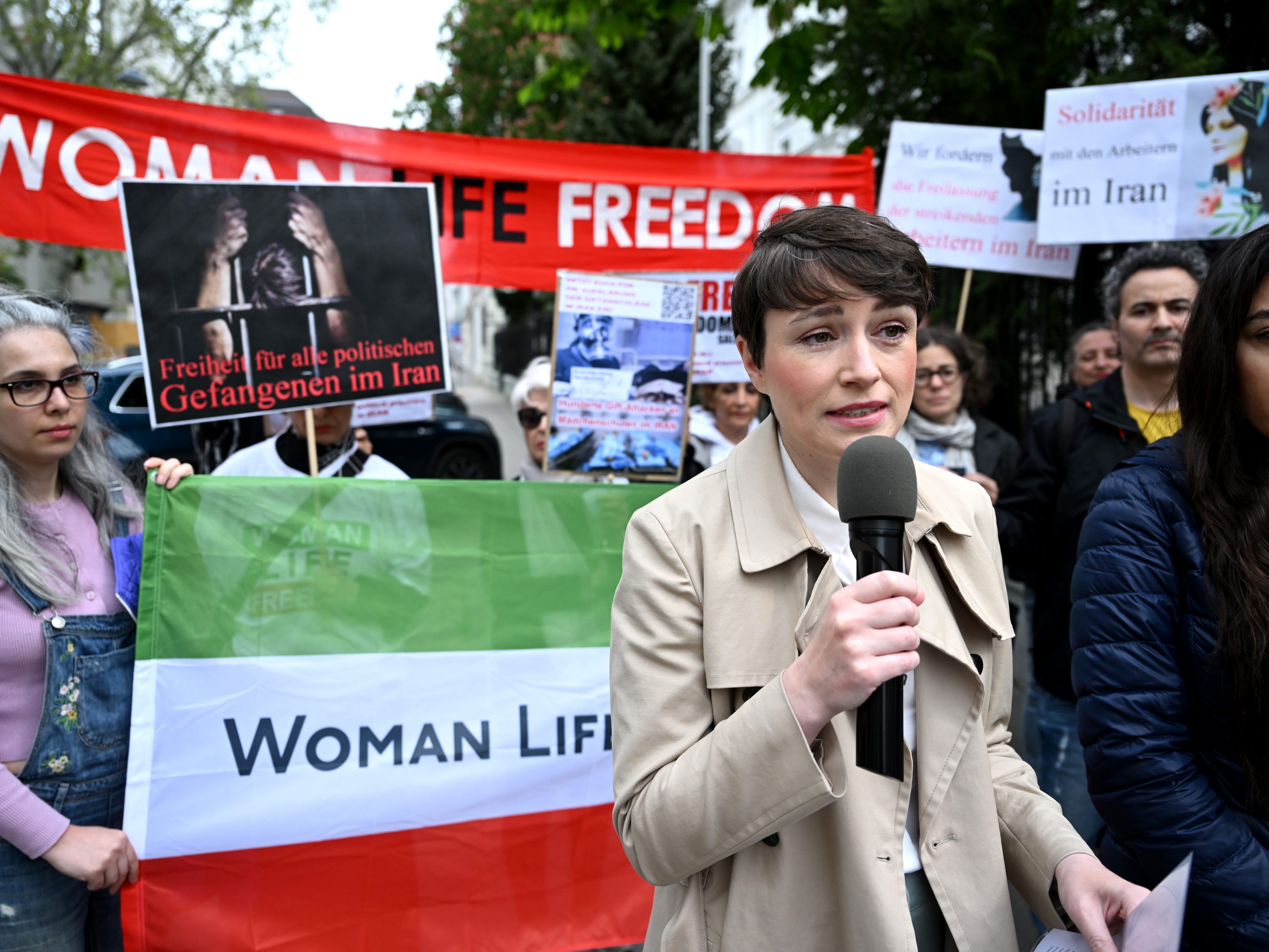 Maurer bei Kundgebung und Fotoaktion vor iranischer Botschaft in Wien. Maurer bei Kundgebung und Fotoaktion vor iranischer Botschaft in Wien.