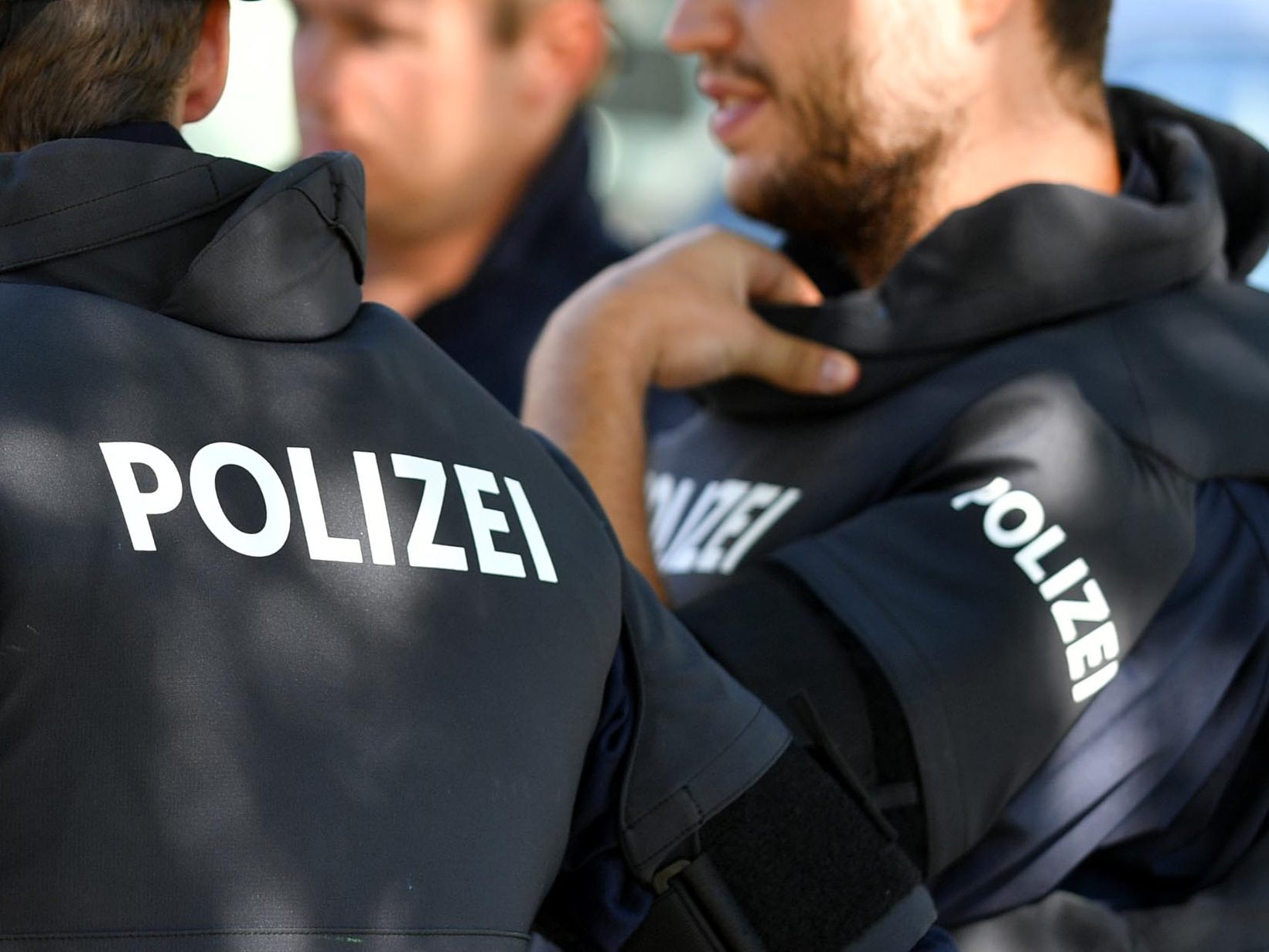Ein 35-Jähriger soll in Niederösterreich seinen Stiefvater mit einem Messer attackiert und verletzt haben. Ein 35-Jähriger soll in Niederösterreich seinen Stiefvater mit einem Messer attackiert und verletzt haben.