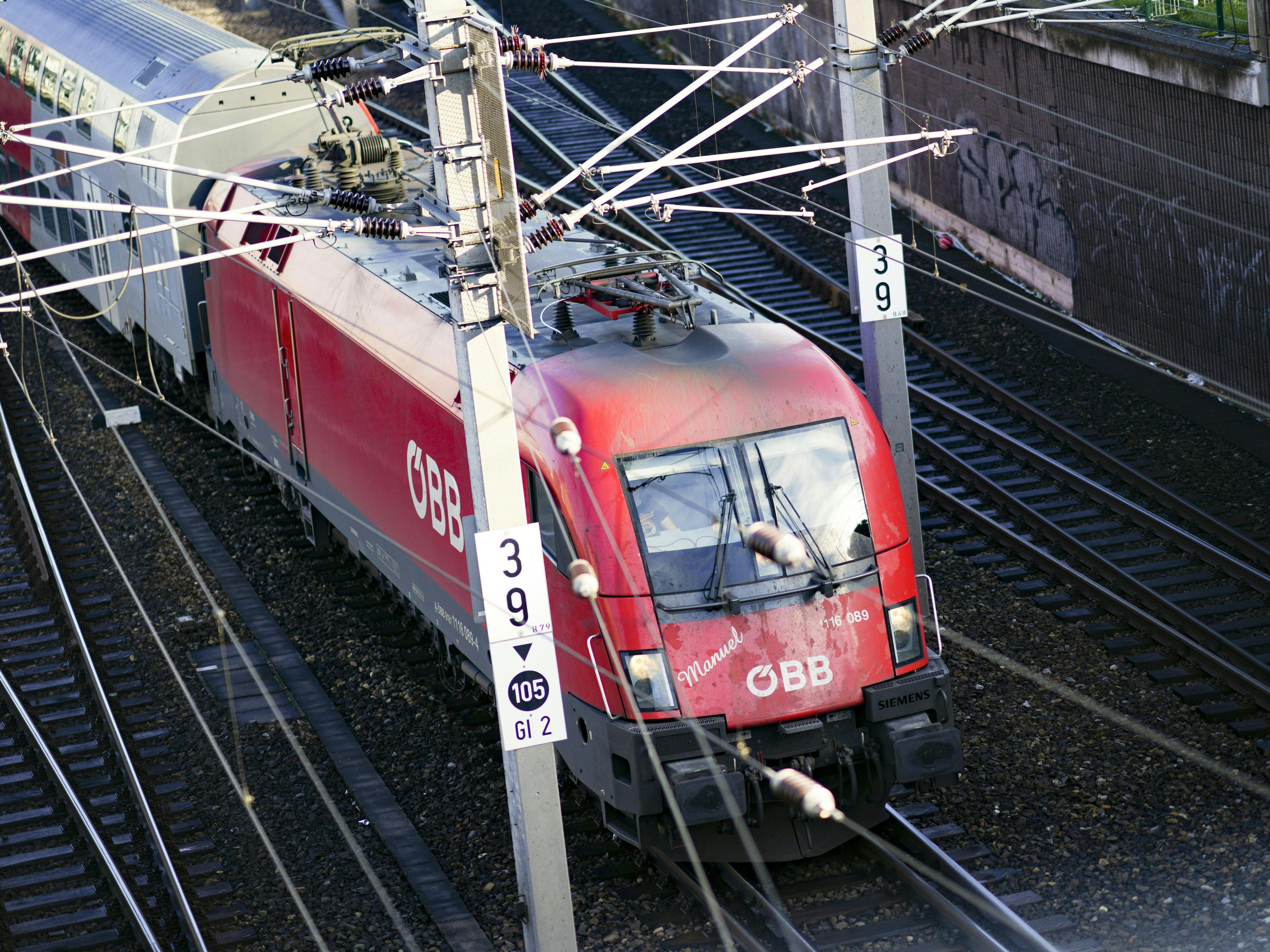 In einem Railjet von Bregenz nach Wien hörten die Passagiere statt der Durchsage der nächsten Haltestelle vor St. Pölten eine Hitler-Rede. In einem Railjet von Bregenz nach Wien hörten die Passagiere statt der Durchsage der nächsten Haltestelle vor St. Pölten eine Hitler-Rede.