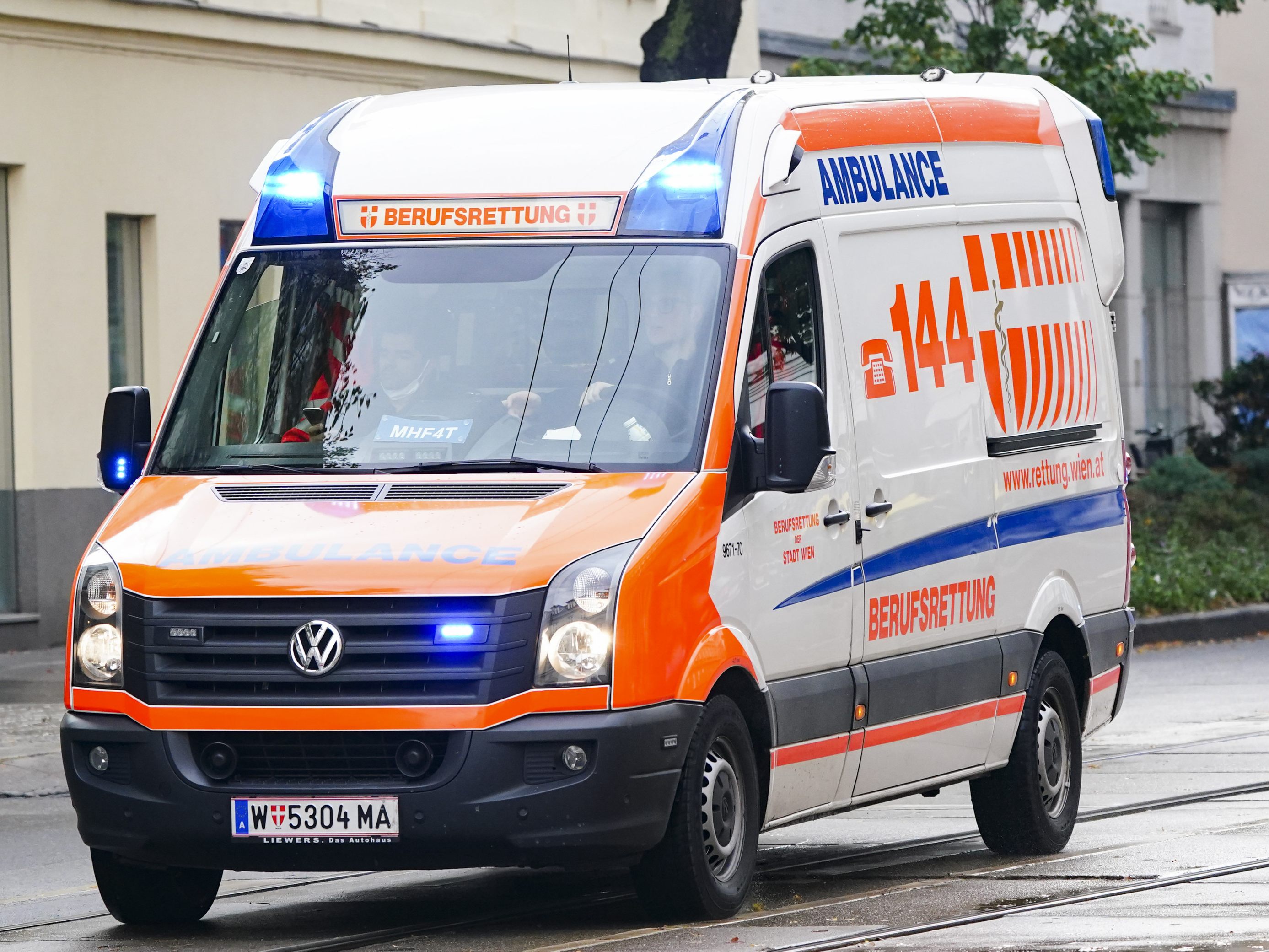 Die Wiener Berusfrettung brachte den Mann ins Spital. Die Wiener Berusfrettung brachte den Mann ins Spital.