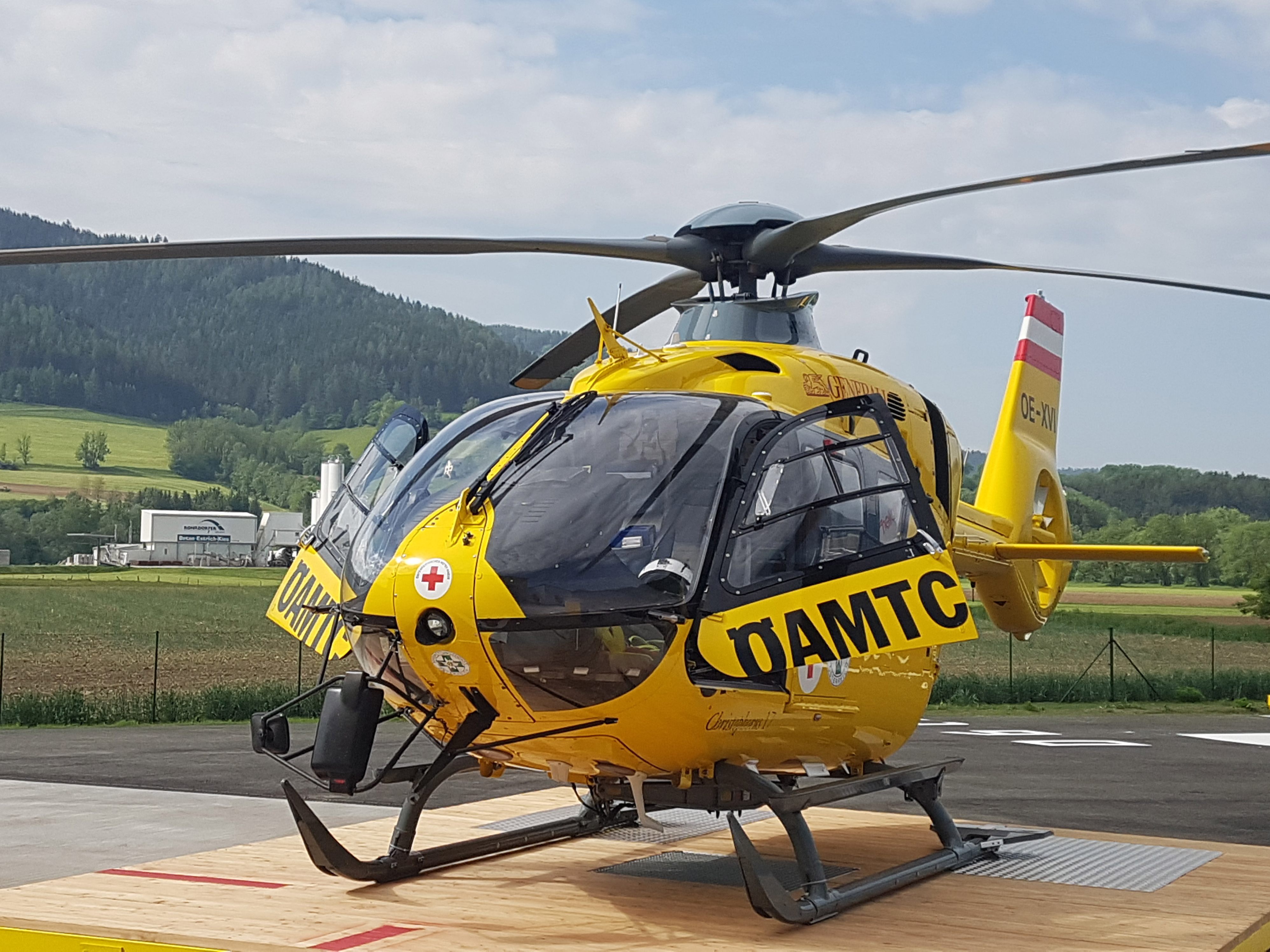 Ein 32-Jähriger verletzte sich im Bezirk Hollabrunn bei einem Sturz mit dem Motorrad. Ein 32-Jähriger verletzte sich im Bezirk Hollabrunn bei einem Sturz mit dem Motorrad.
