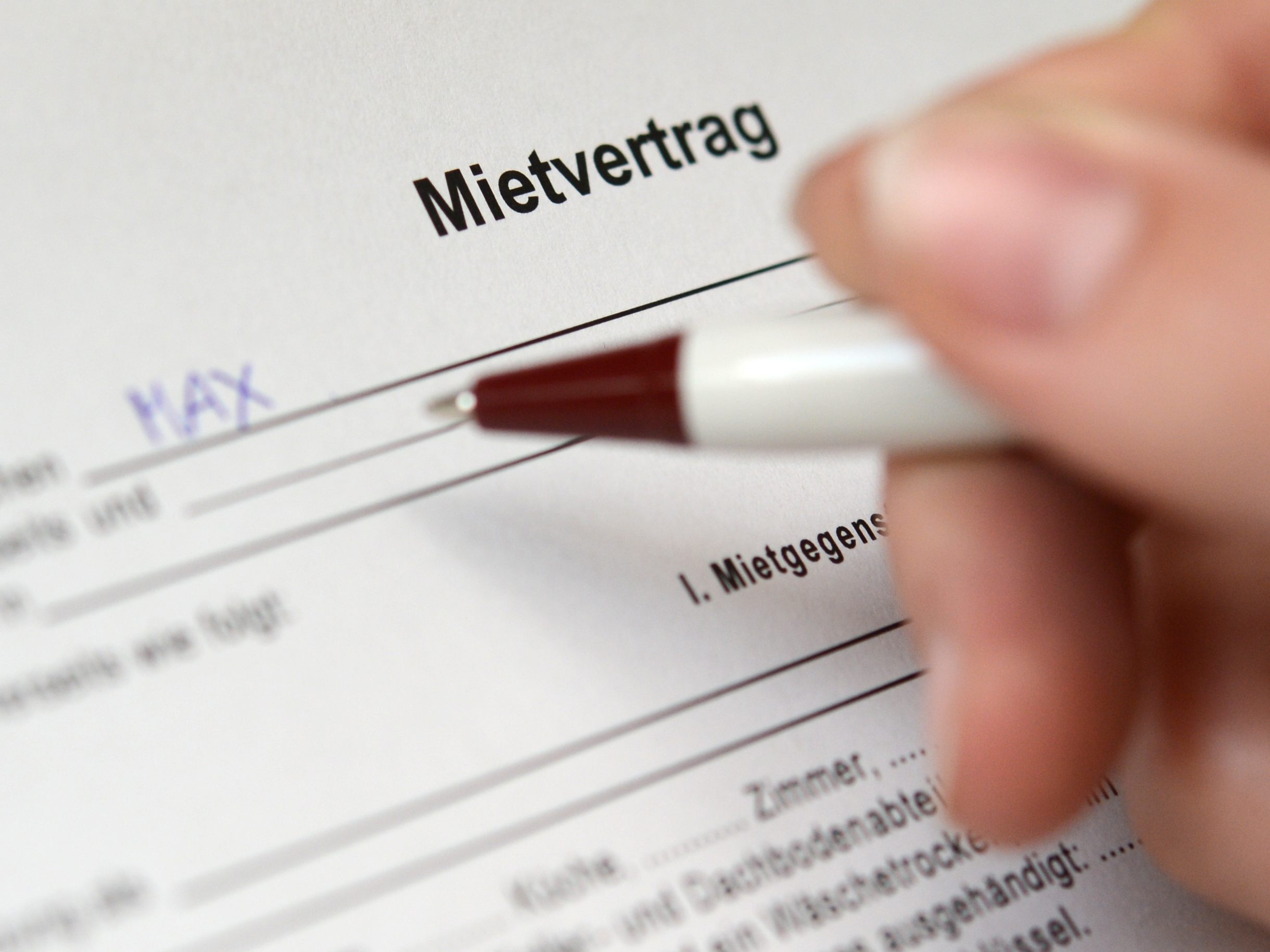 Auch Mieter mit Bestandsverträgen müssen nun mit starken Mieterhöhungen rechnen. Auch Mieter mit Bestandsverträgen müssen nun mit starken Mieterhöhungen rechnen.