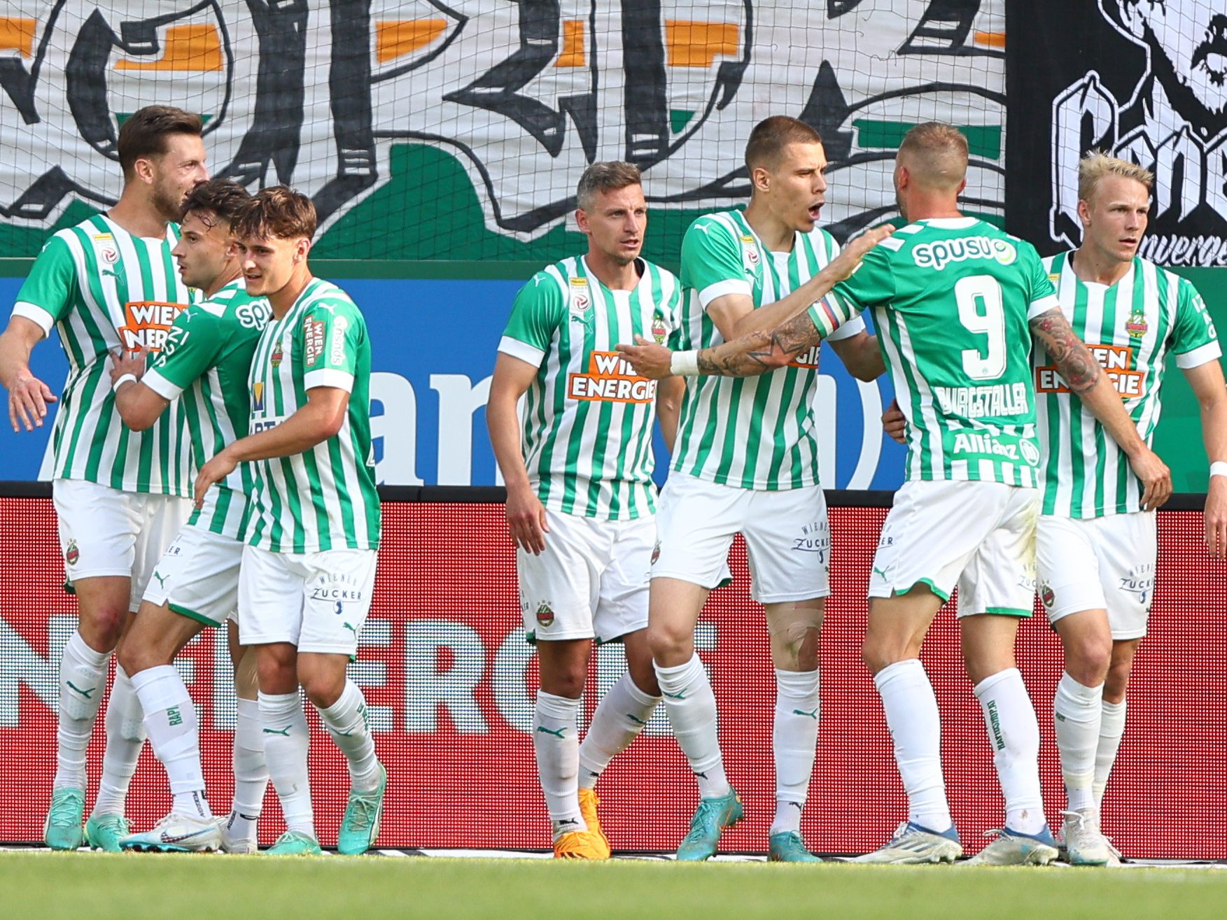 Rapid besiegte in Wien Sturm Graz. Rapid besiegte in Wien Sturm Graz.