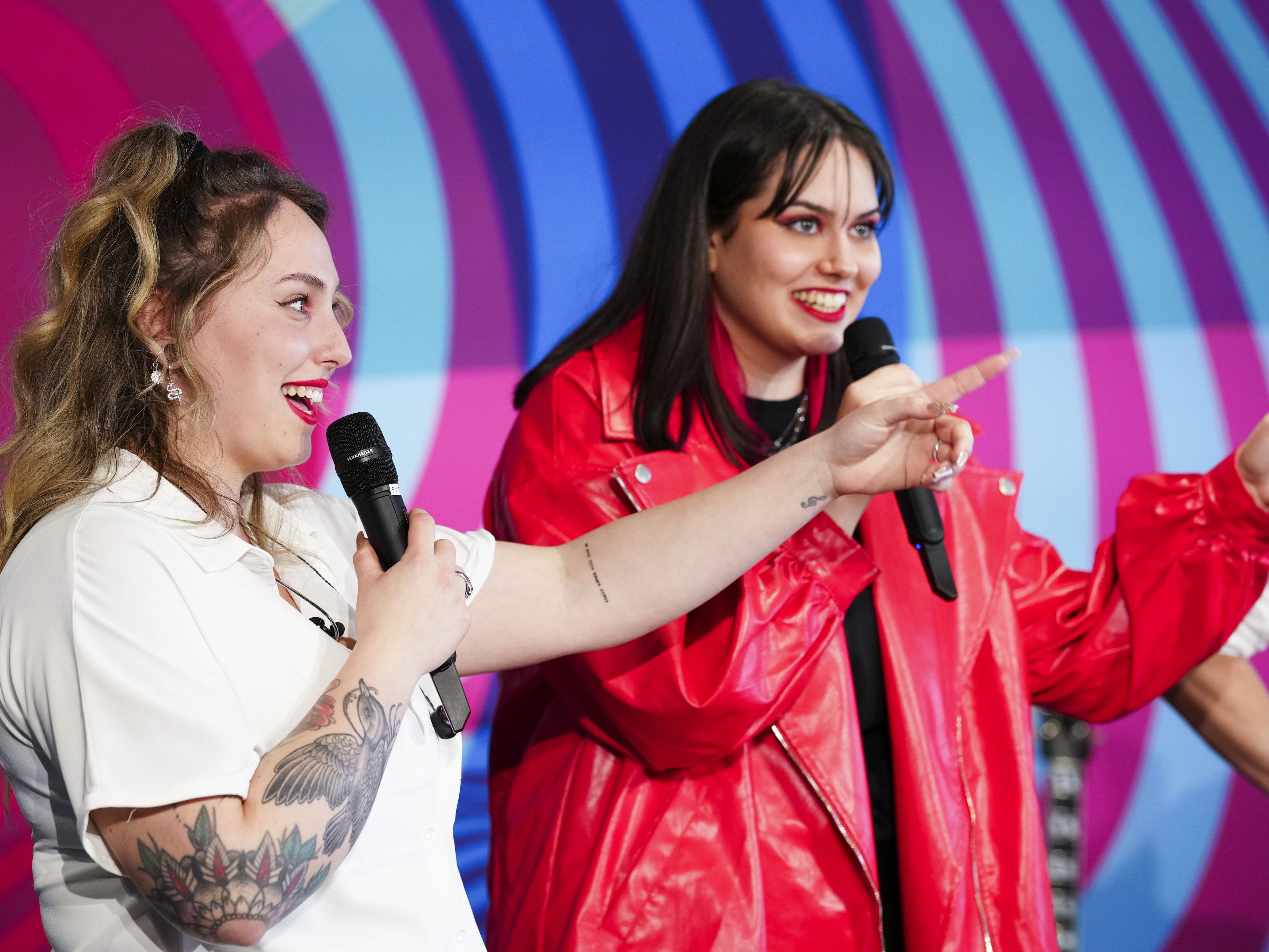 Teya & Salena: Bungeespringen bei ESC-Sieg. Teya & Salena: Bungeespringen bei ESC-Sieg.