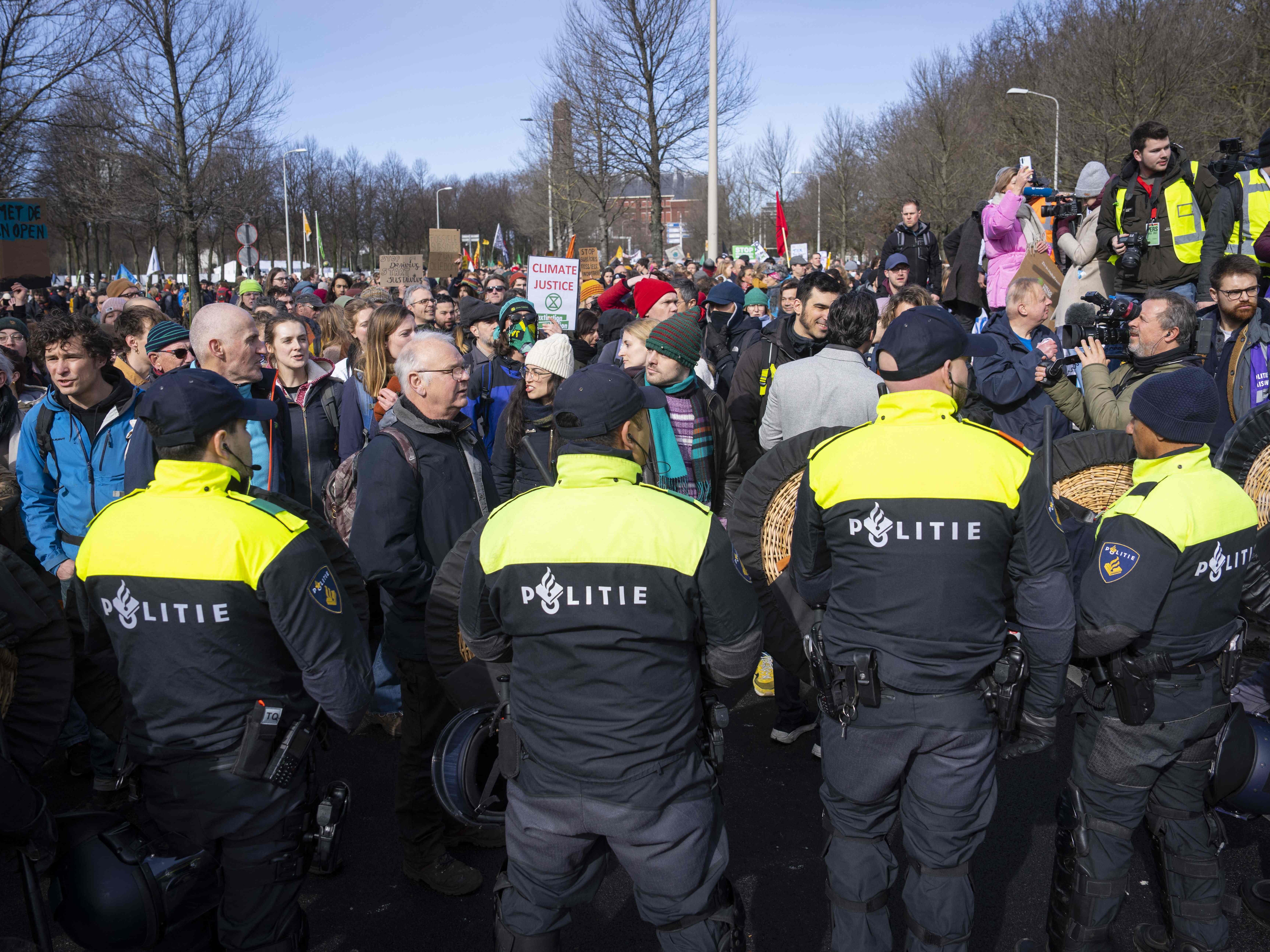 Bei Demonstrationen von Klima-Aktivisten in Den Haag wurden hunderte Menschen festgenommen. Bei Demonstrationen von Klima-Aktivisten in Den Haag wurden hunderte Menschen festgenommen.