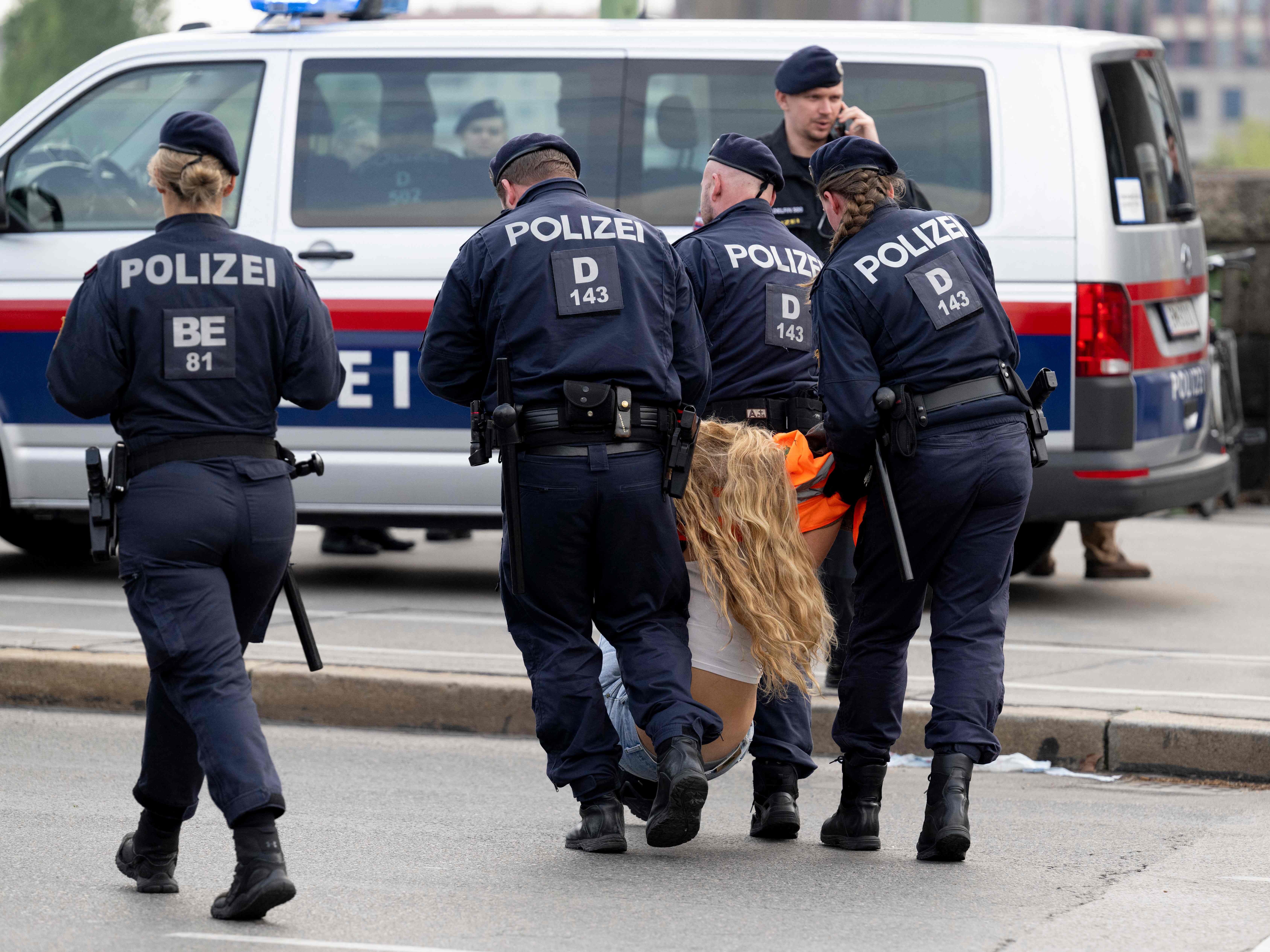 Die Polizeieinsätze in Wien wegen Klima-Klebern verursachen hohe Kosten. Die Polizeieinsätze in Wien wegen Klima-Klebern verursachen hohe Kosten.