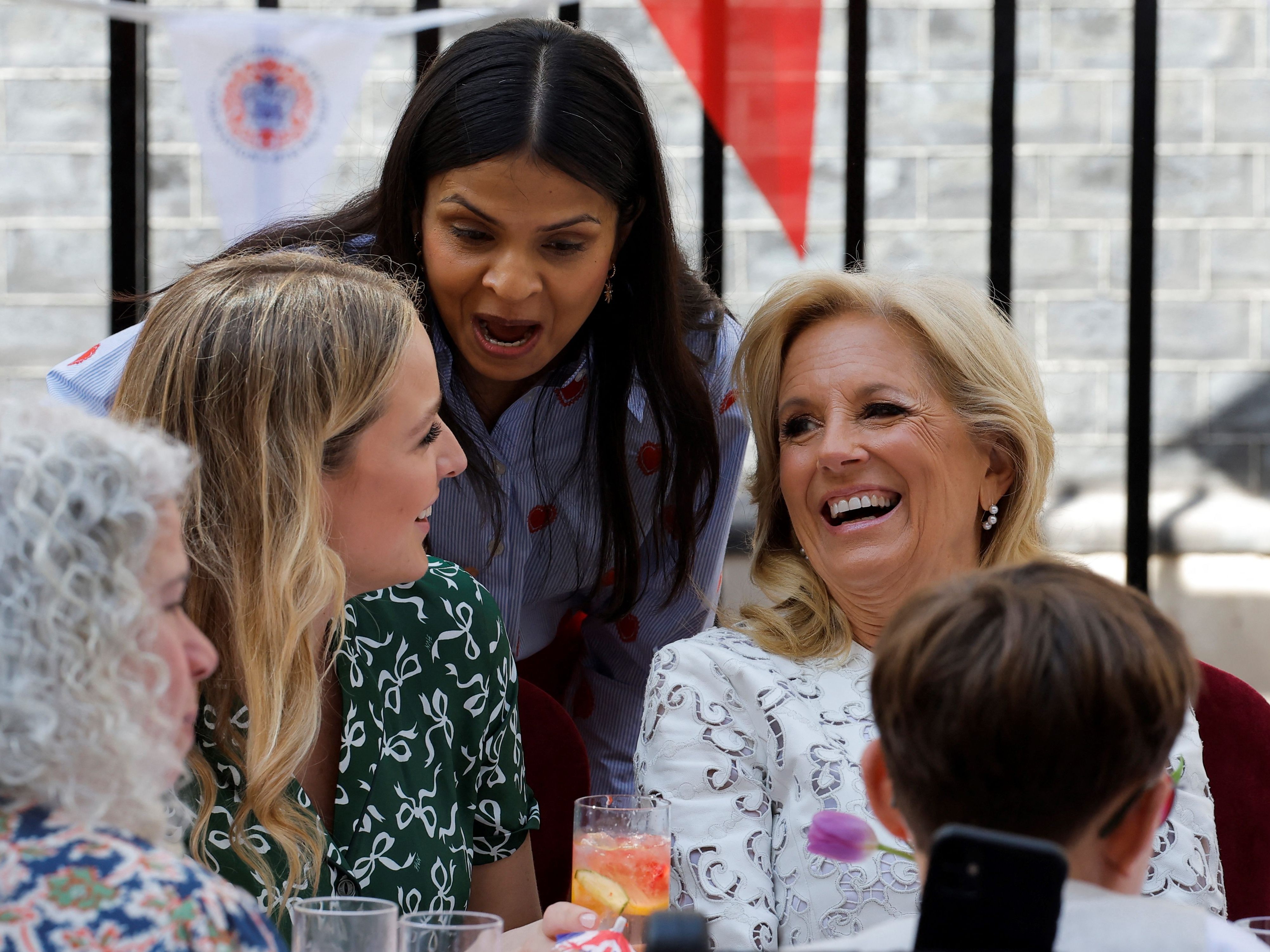 Jill Biden besuchte den Krönungs-Lunch zu Ehren von König Charles III. Jill Biden besuchte den Krönungs-Lunch zu Ehren von König Charles III.