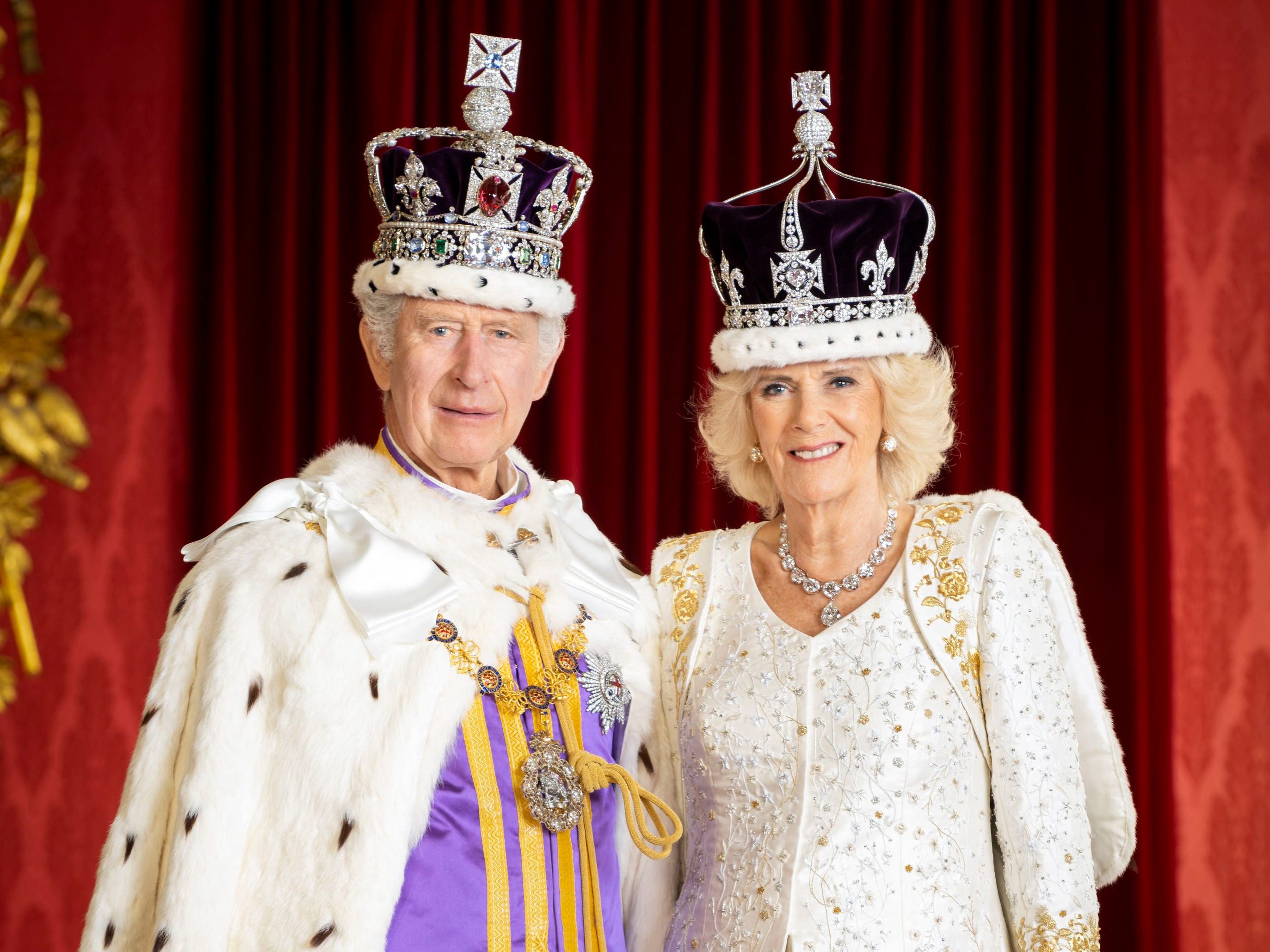 Der Buckingham-Palast hat offizielle Krönungsporträts herausgegeben. Der Buckingham-Palast hat offizielle Krönungsporträts herausgegeben.