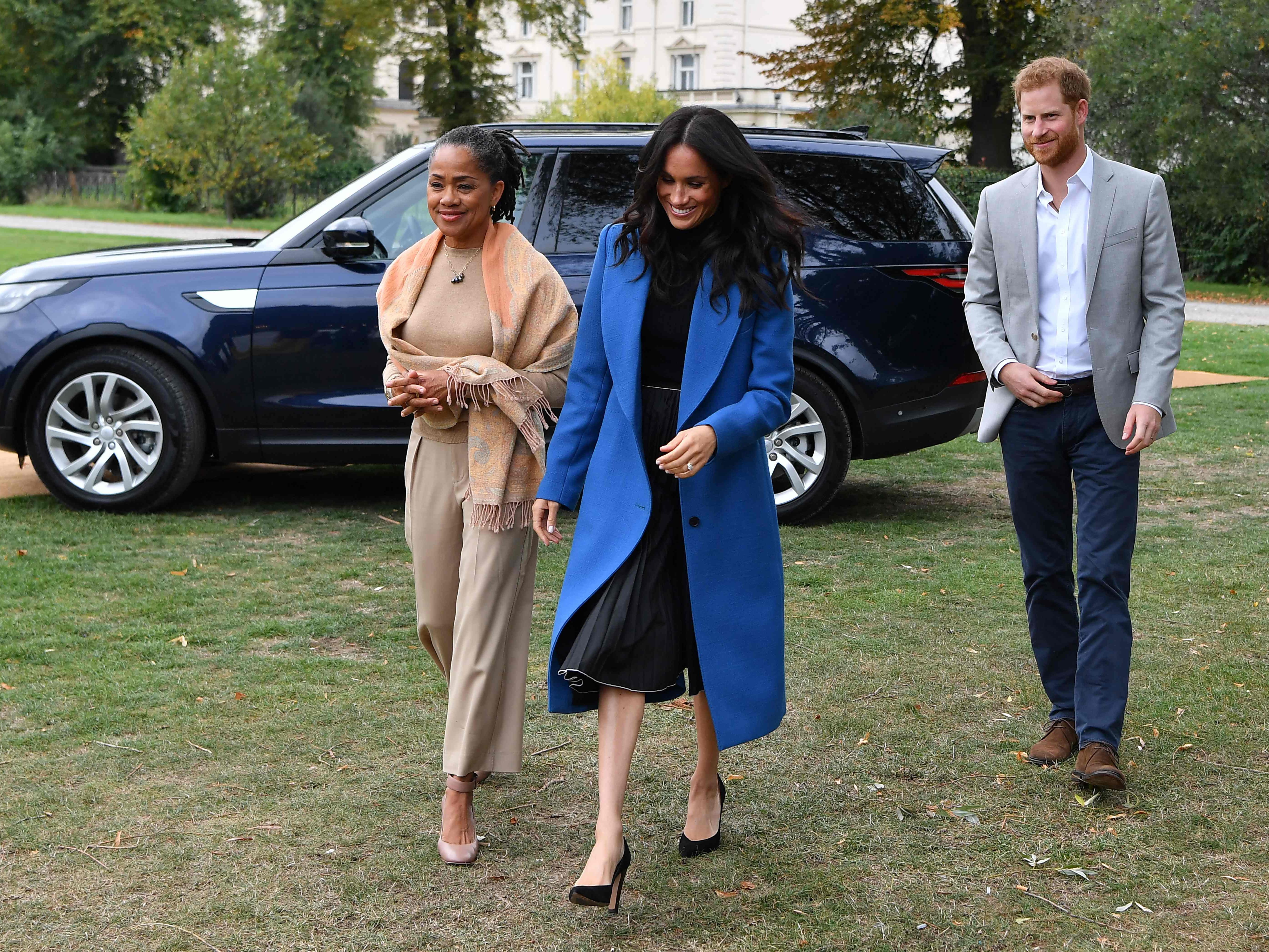 Prinz Harry und seine Ehefrau Herzogin Meghan haben nach Angaben ihres Sprechers in New York wegen Pressefotografen beinahe einen schweren Unfall erlitten. Prinz Harry und seine Ehefrau Herzogin Meghan haben nach Angaben ihres Sprechers in New York wegen Pressefotografen beinahe einen schweren Unfall erlitten.