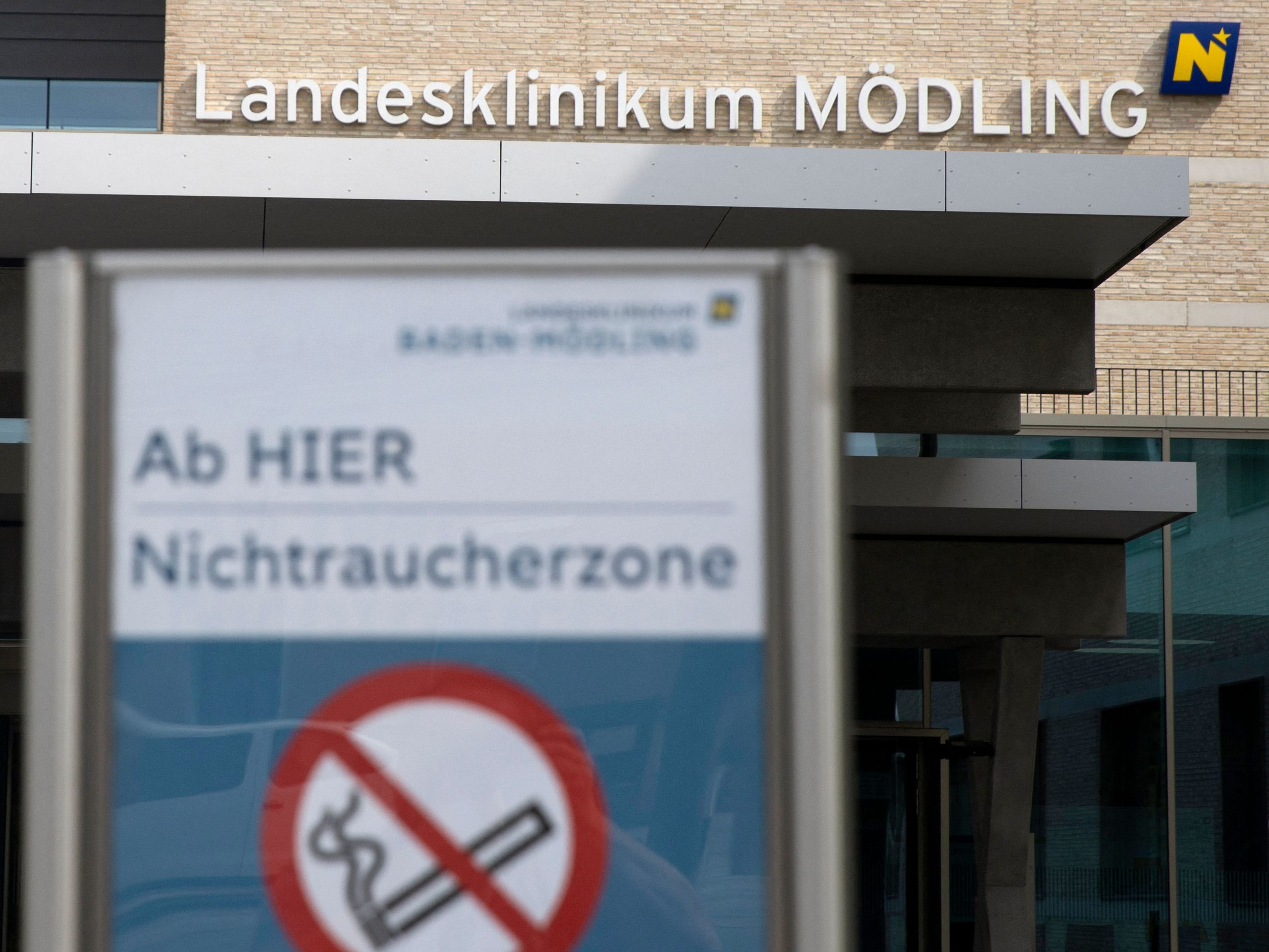Eine Zigarette dürfte den Brand mit drei Toten im Klinikum Mödling ausgelöst haben.