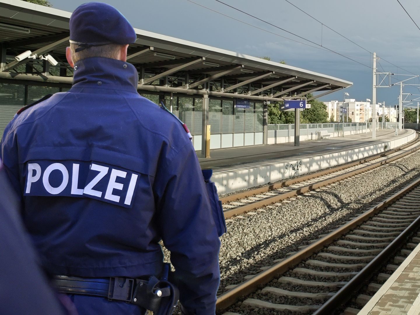 Ein Polizist und ein Passant retteten einem 19-Jährigen das Leben. Ein Polizist und ein Passant retteten einem 19-Jährigen das Leben.