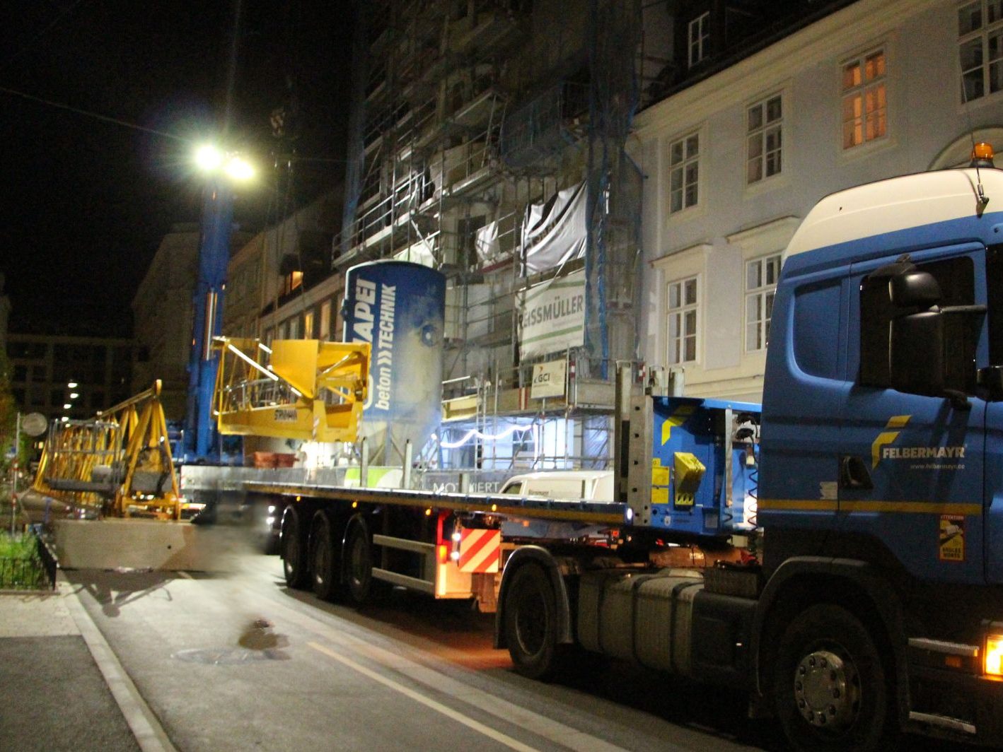 Diese Nachtbaustelle brachte einen verzweifelten Anrainer in Wien-Leopoldstadt am 9. Mai um den Schlaf. Diese Nachtbaustelle brachte einen verzweifelten Anrainer in Wien-Leopoldstadt am 9. Mai um den Schlaf.