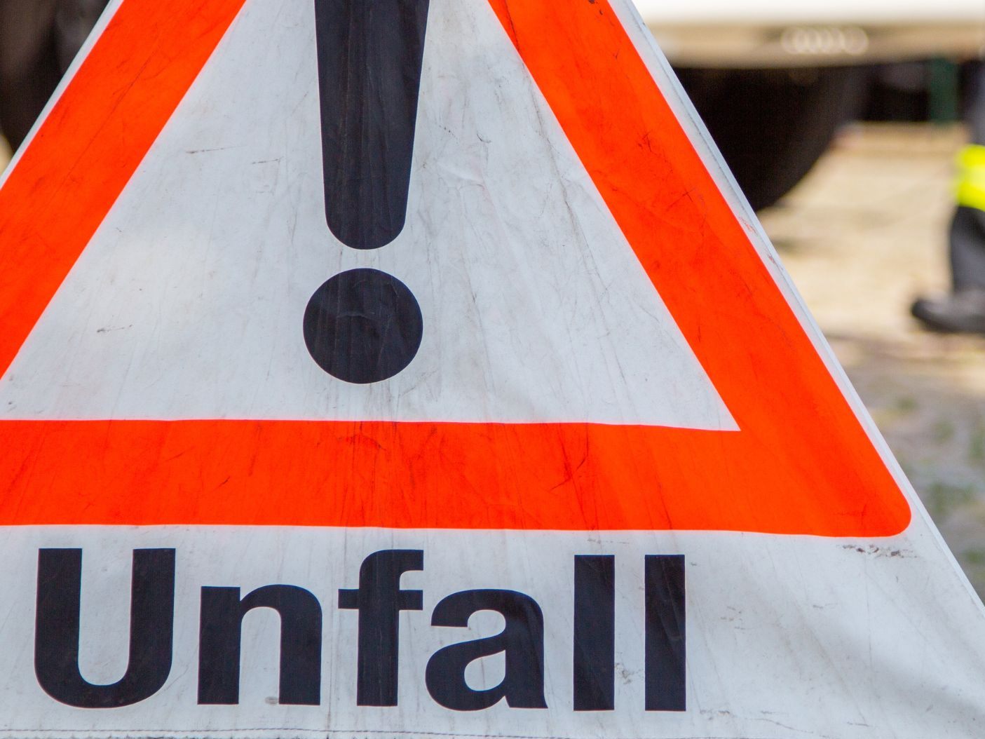 Ein 29-Jähriger überfuhr in Tirol einen 33-Jährigen mit dem Auto.