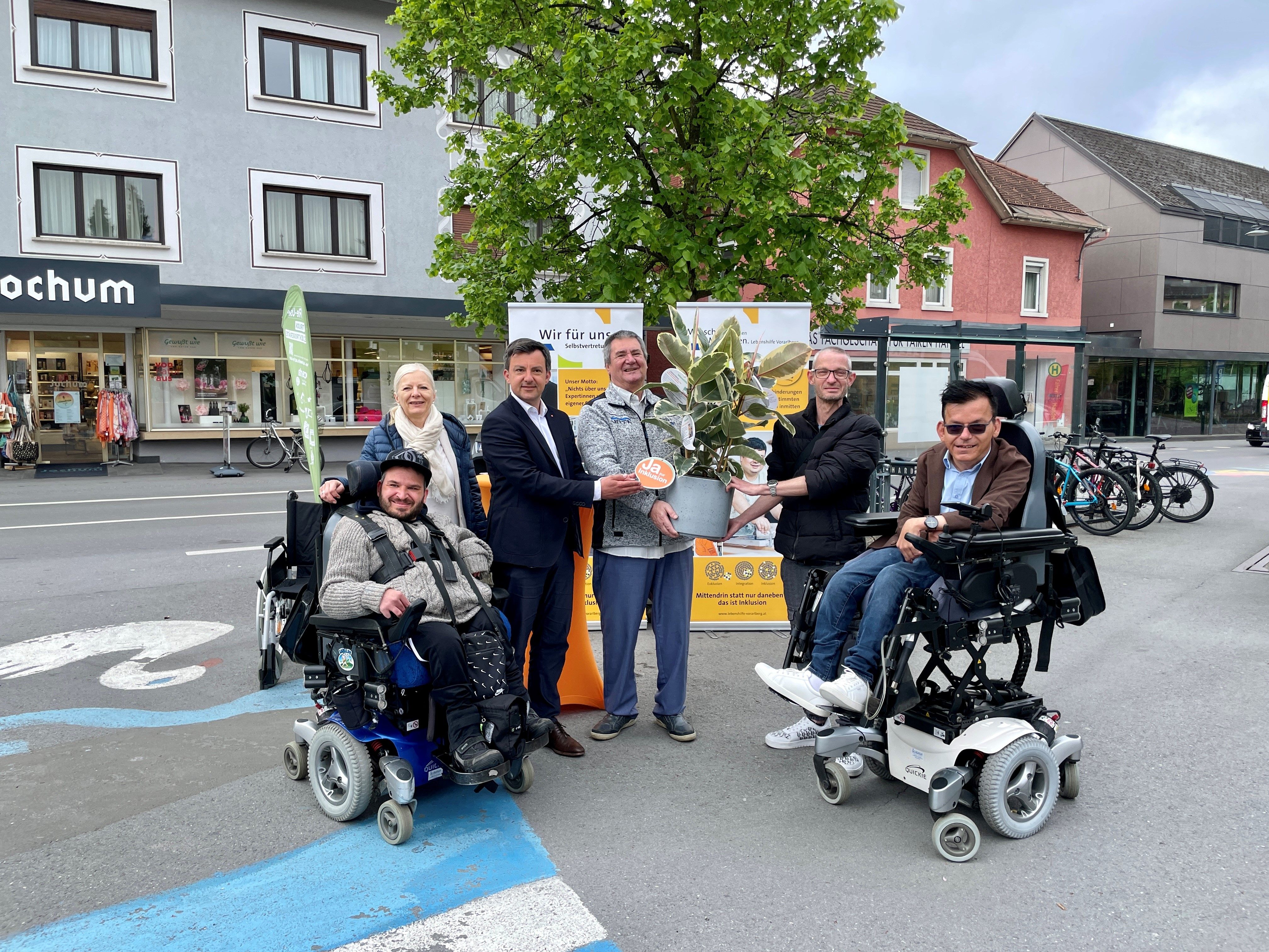 Gemeinde-Inklusions-Leitfaden wird an Hard überreicht. Gemeinde-Inklusions-Leitfaden wird an Hard überreicht.