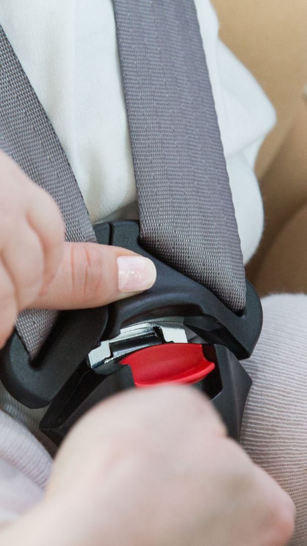 Ein Kindersitz fiel im ÖAMTC-Test durch, weil der Bezug möglicherweise krebserregende Stoffe enthält.