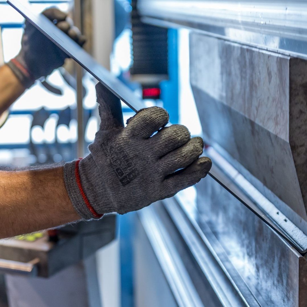 Die hohen Preise und der Arbeitskräftemangel setzen der energieintensiven Industrie zu.