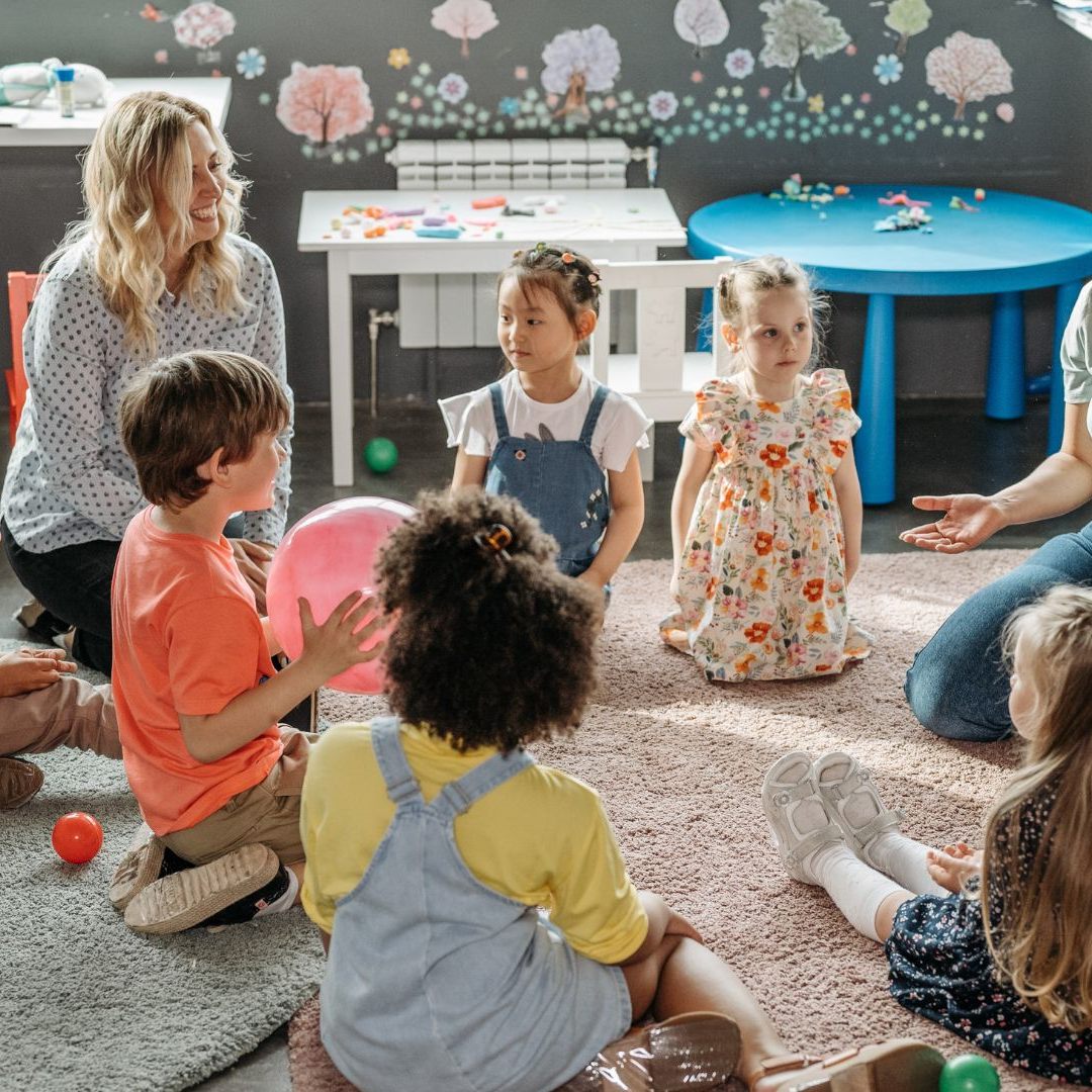 Assistenzkräften im Kindergarten steht ab Herbst eine dreijährige, kostenlose Weiterbildung zur Verfügung.