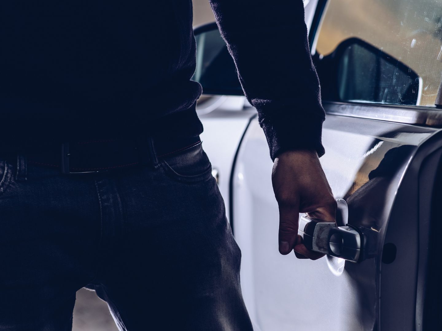 Die Polizisten ertappten die zwei Autoeinbrecher in Wien-Rudolfsheim-Fünfhaus auf frischer Tat. Die Polizisten ertappten die zwei Autoeinbrecher in Wien-Rudolfsheim-Fünfhaus auf frischer Tat.