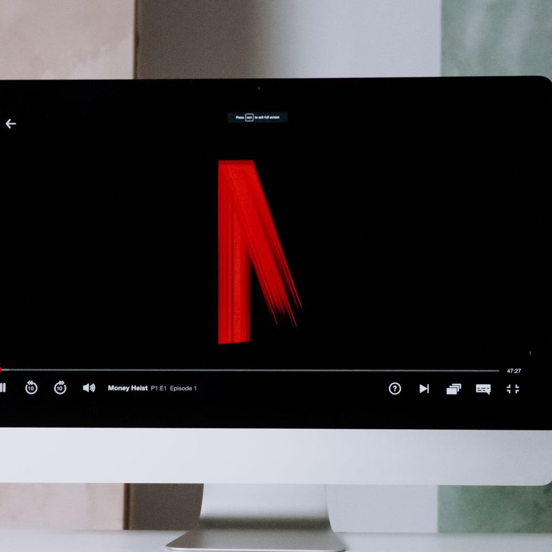 Netflix macht das Account-Sharen, das über einen Haushalt hinaus geht, kostenpflichtig - auch in Österreich.