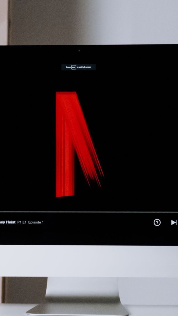 Netflix macht das Account-Sharen, das über einen Haushalt hinaus geht, kostenpflichtig - auch in Österreich.