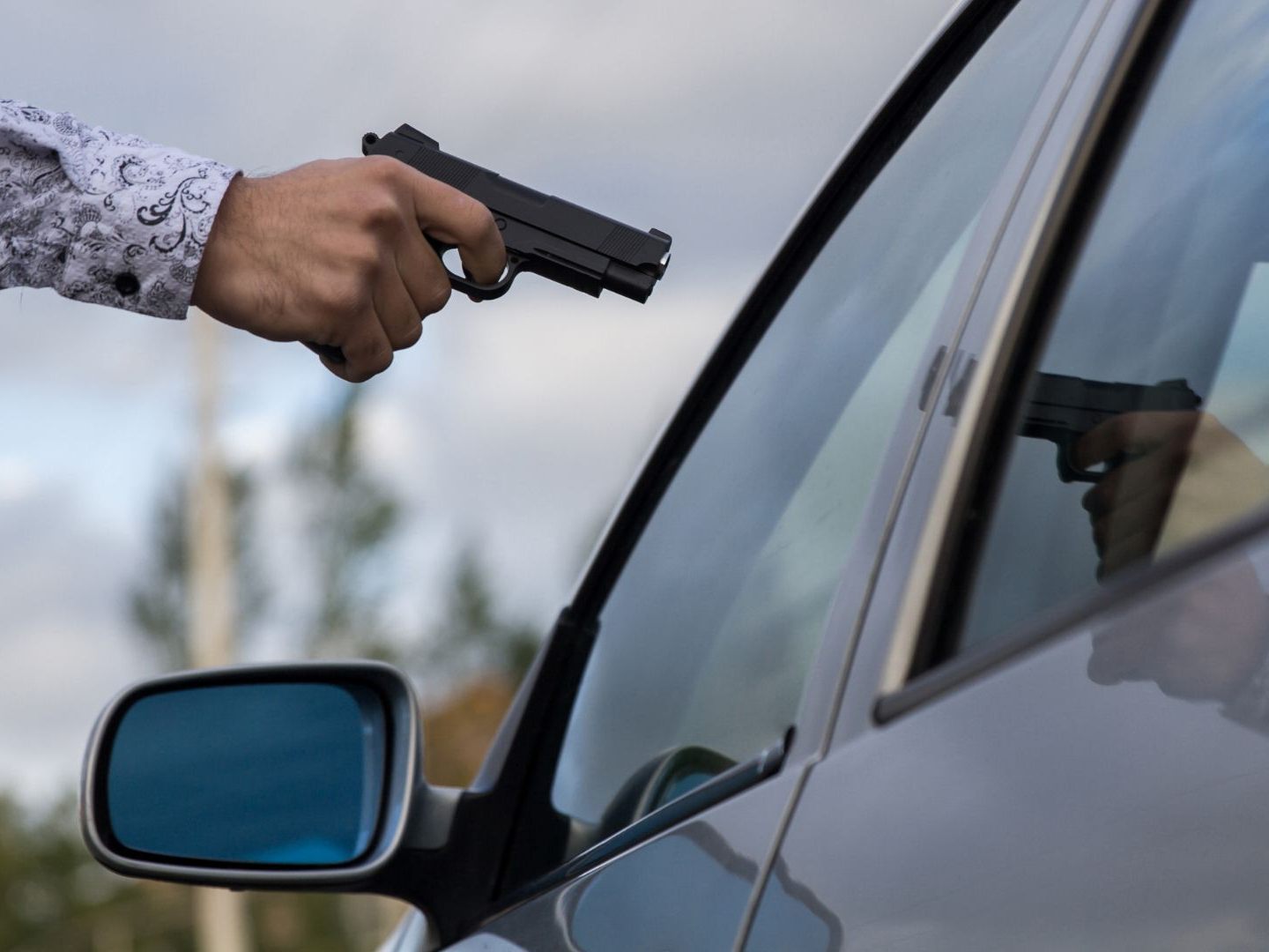 Der Autobesitzer wurde in Wien-Favoriten mit einer Pistole bedroht und das hochpreisige Auto gestohlen. Der Autobesitzer wurde in Wien-Favoriten mit einer Pistole bedroht und das hochpreisige Auto gestohlen.