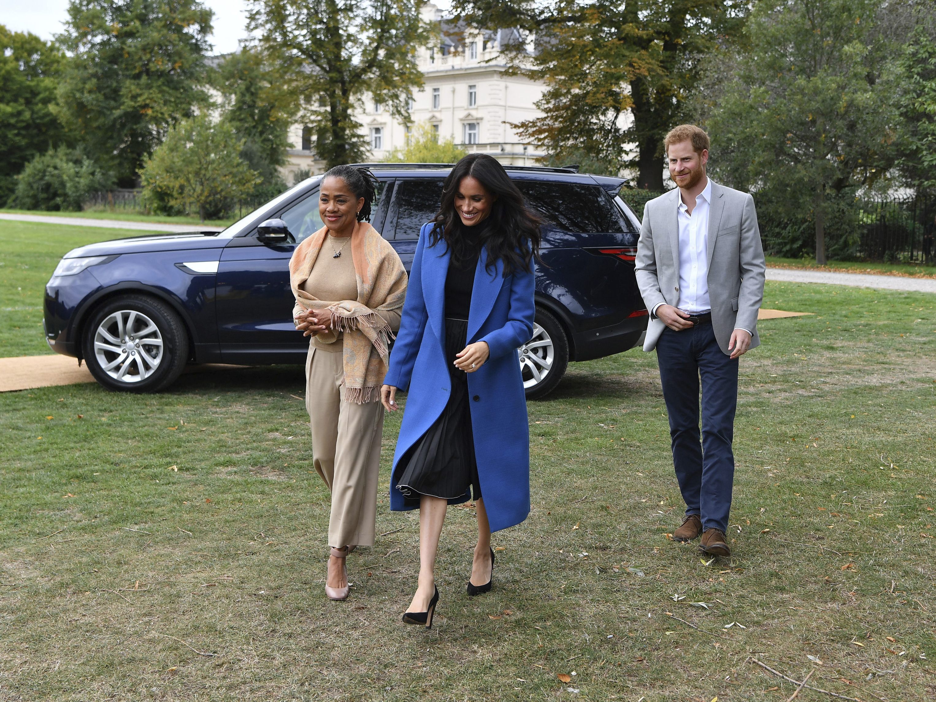 Prinz Harry und seine Frau Meghan waren Opfer einer "nahezu katastrophalen" Verfolgungsjagd mit einem Paparazzi in New York. Prinz Harry und seine Frau Meghan waren Opfer einer "nahezu katastrophalen" Verfolgungsjagd mit einem Paparazzi in New York.