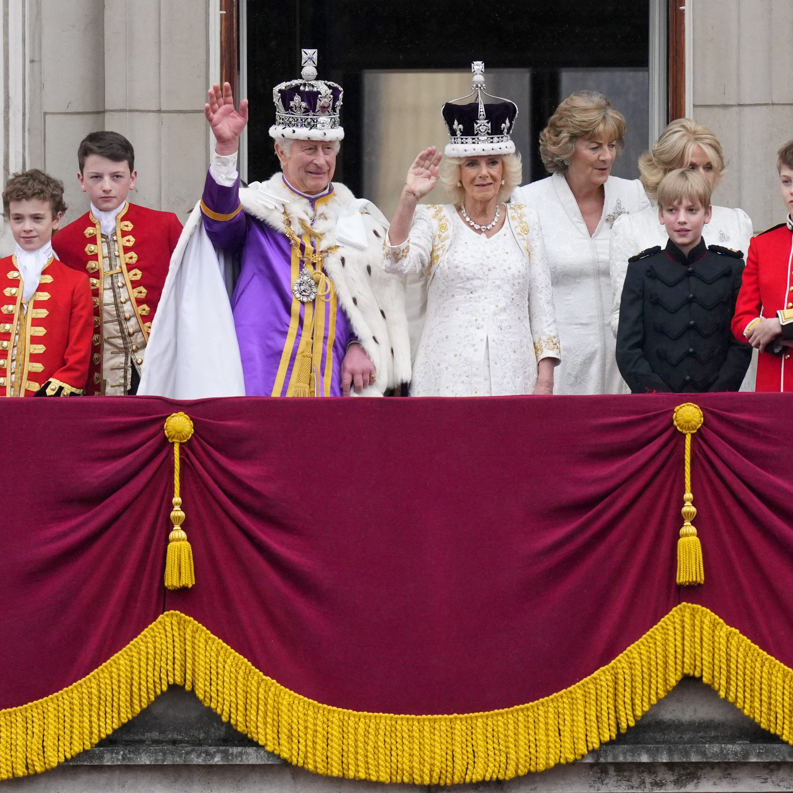 Dass Königspaar winkt vom Balkon des Buckingham Palace.