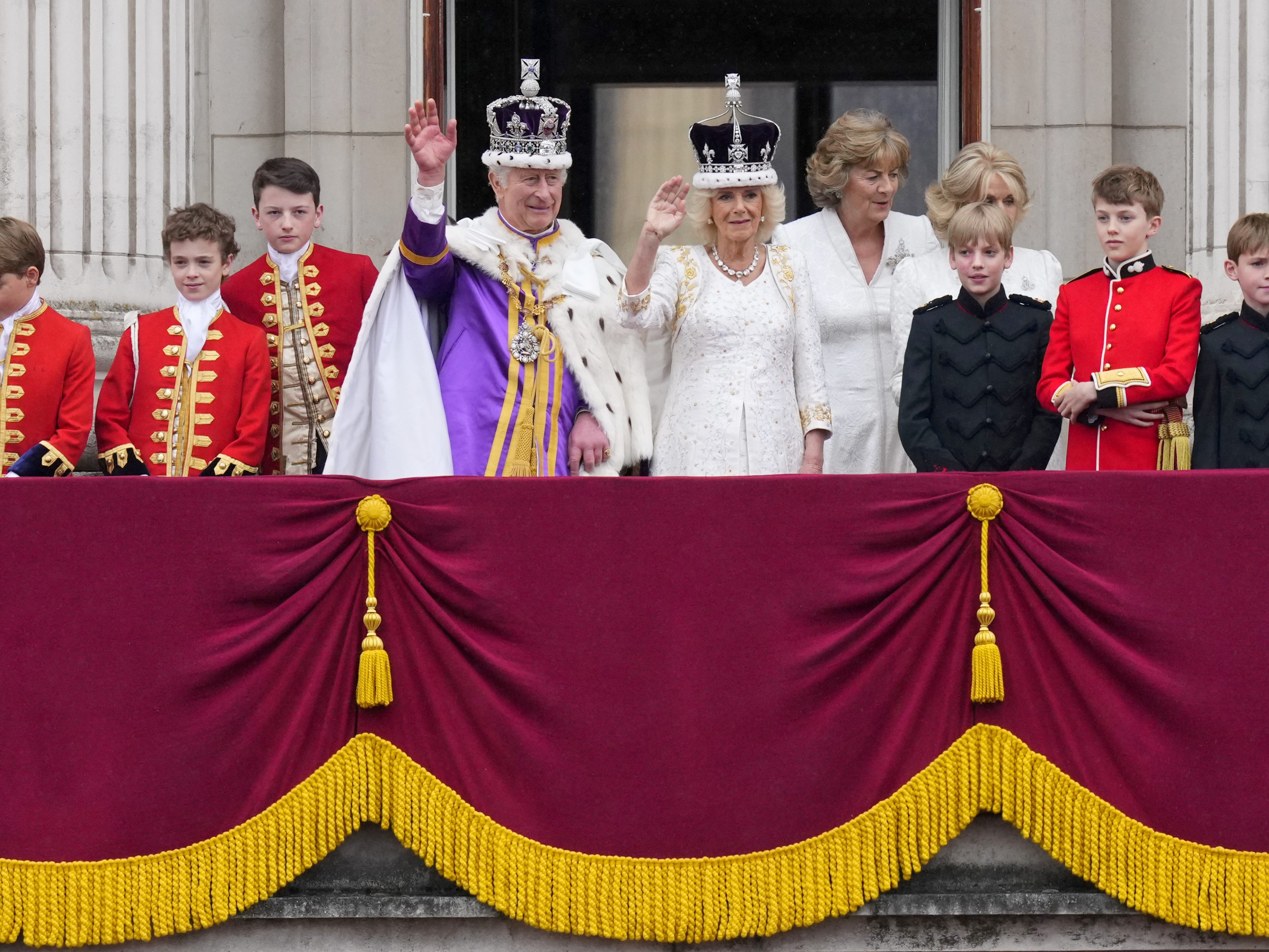 Dass Königspaar winkt vom Balkon des Buckingham Palace. Dass Königspaar winkt vom Balkon des Buckingham Palace.