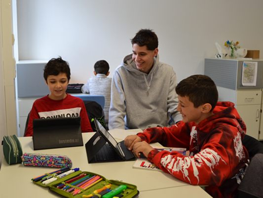 Zivildienst bei der Caritas: Die Lerncafé-Kids werden Julian Ganahl vermissen und auch er blickt auf neun schöne Monate zurück.