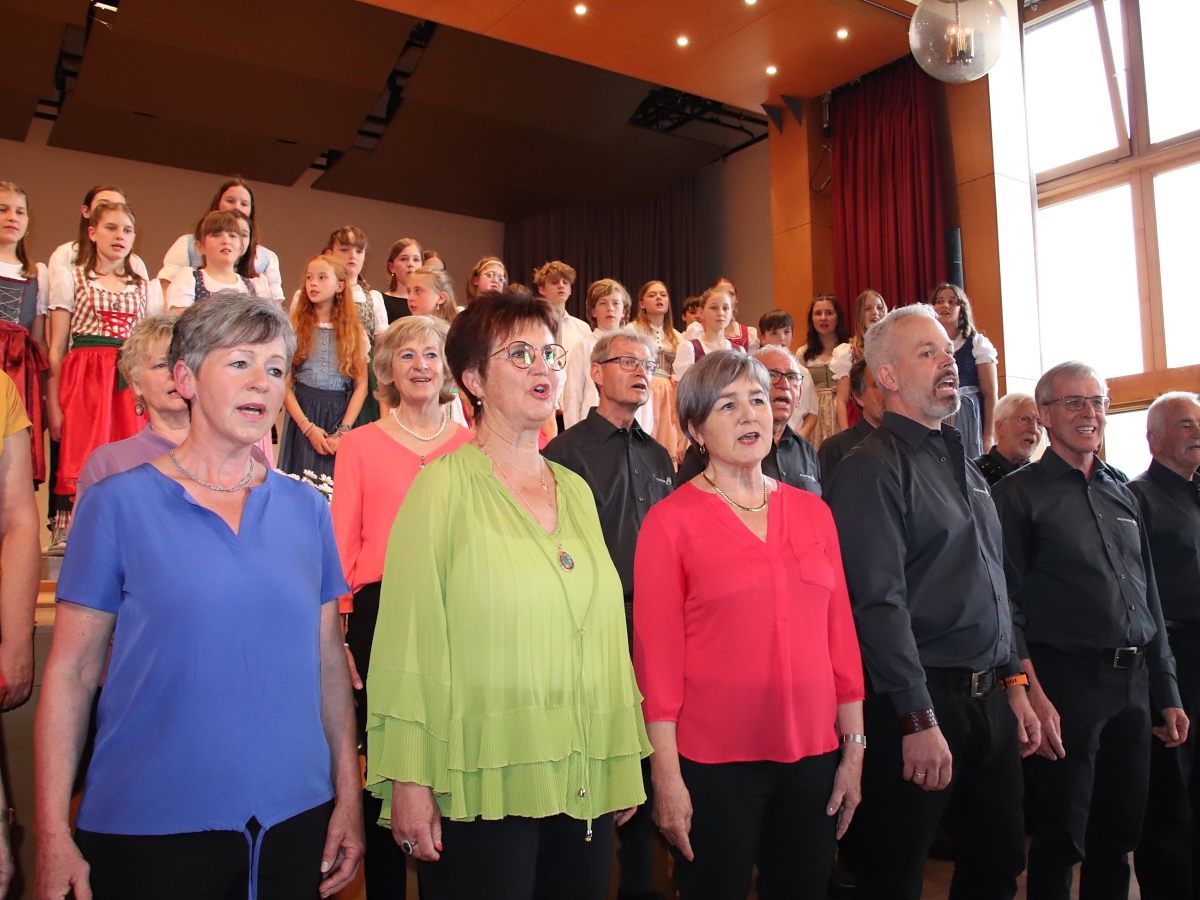 80 klangvolle Stimmen erhellten den Basilikasaal.