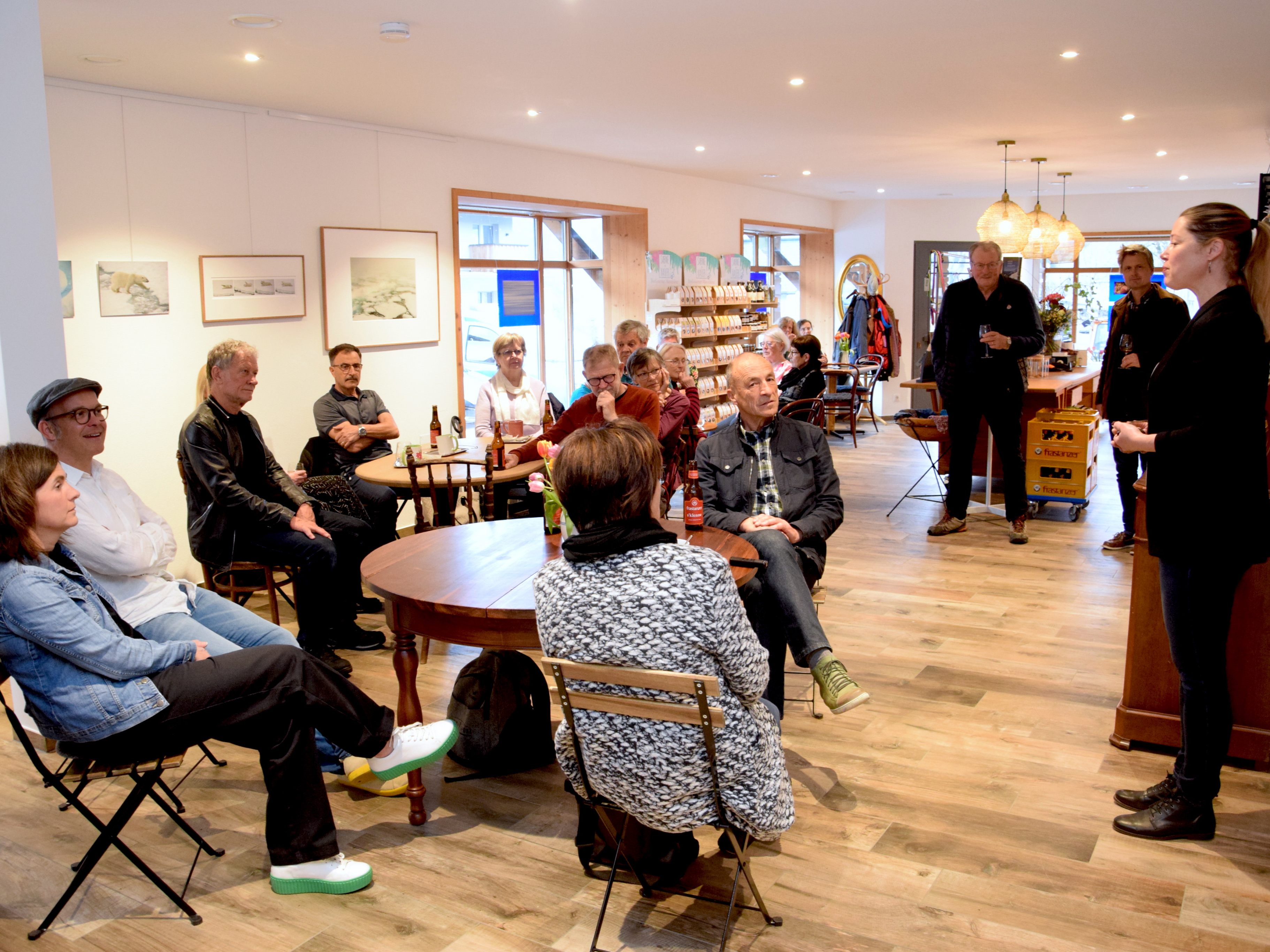 Gut besucht war die Vernissage der Ausstellung „Wir sind Wasser" in der Keksmanufaktur im Großen Walsertal. Gut besucht war die Vernissage der Ausstellung „Wir sind Wasser" in der Keksmanufaktur im Großen Walsertal.