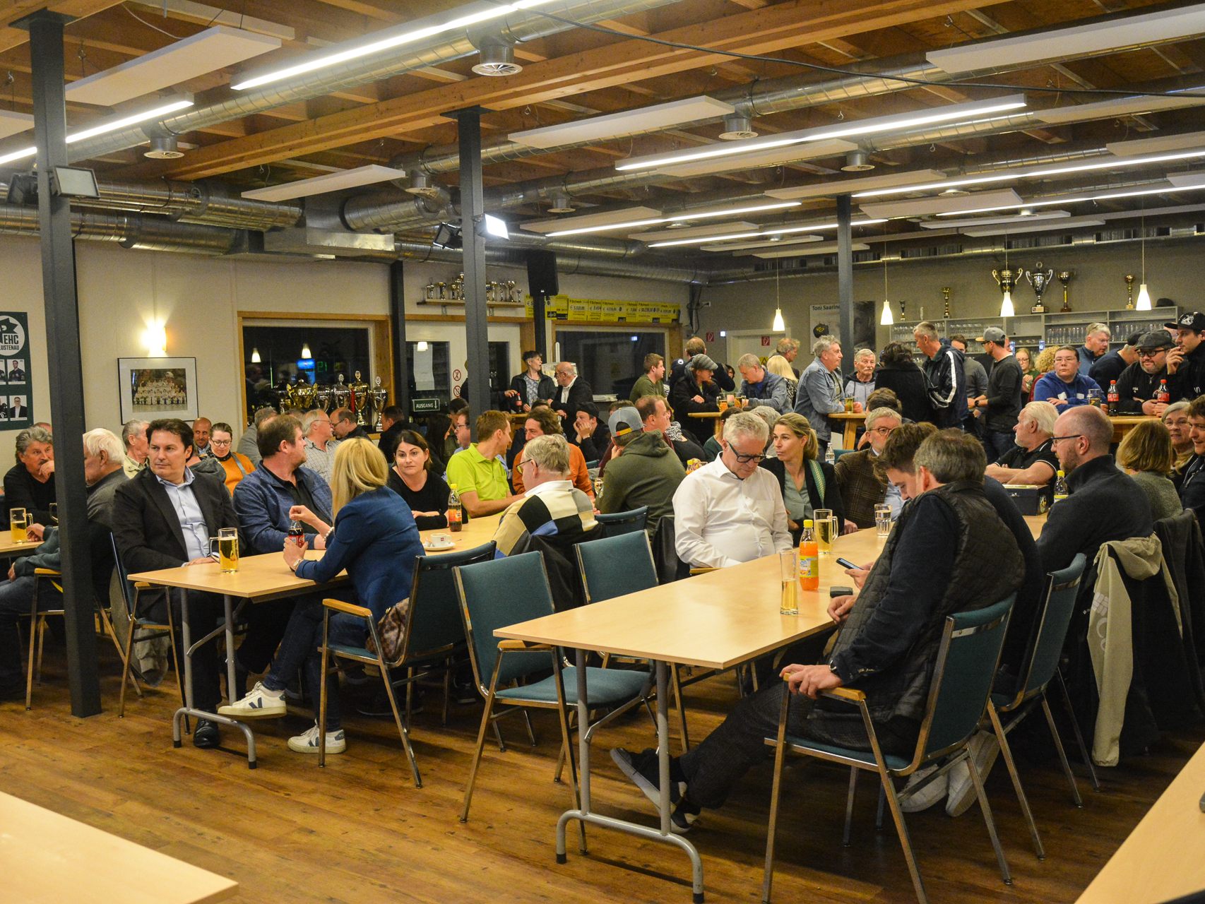 Der VIP-Raum beim EHC Lustenau war bei der gestrigen Jahreshauptversammlung gut besucht. Das Interesse über die Zukunft der Halle groß. Der VIP-Raum beim EHC Lustenau war bei der gestrigen Jahreshauptversammlung gut besucht. Das Interesse über die Zukunft der Halle groß.