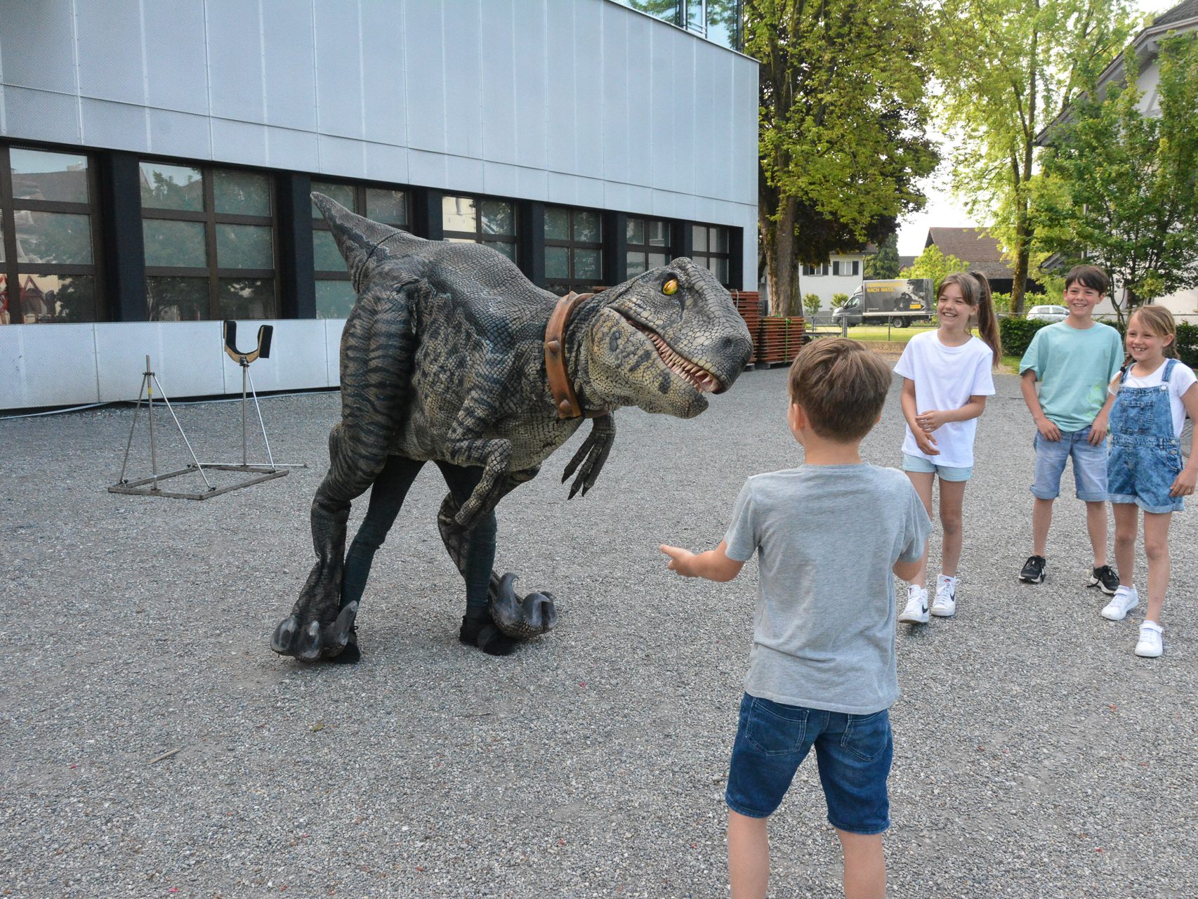 Am Freitagvormittag war Ruby the Raptor zu Besuch in der Volksschule Rheindorf und begeisterte dort die Kinder.