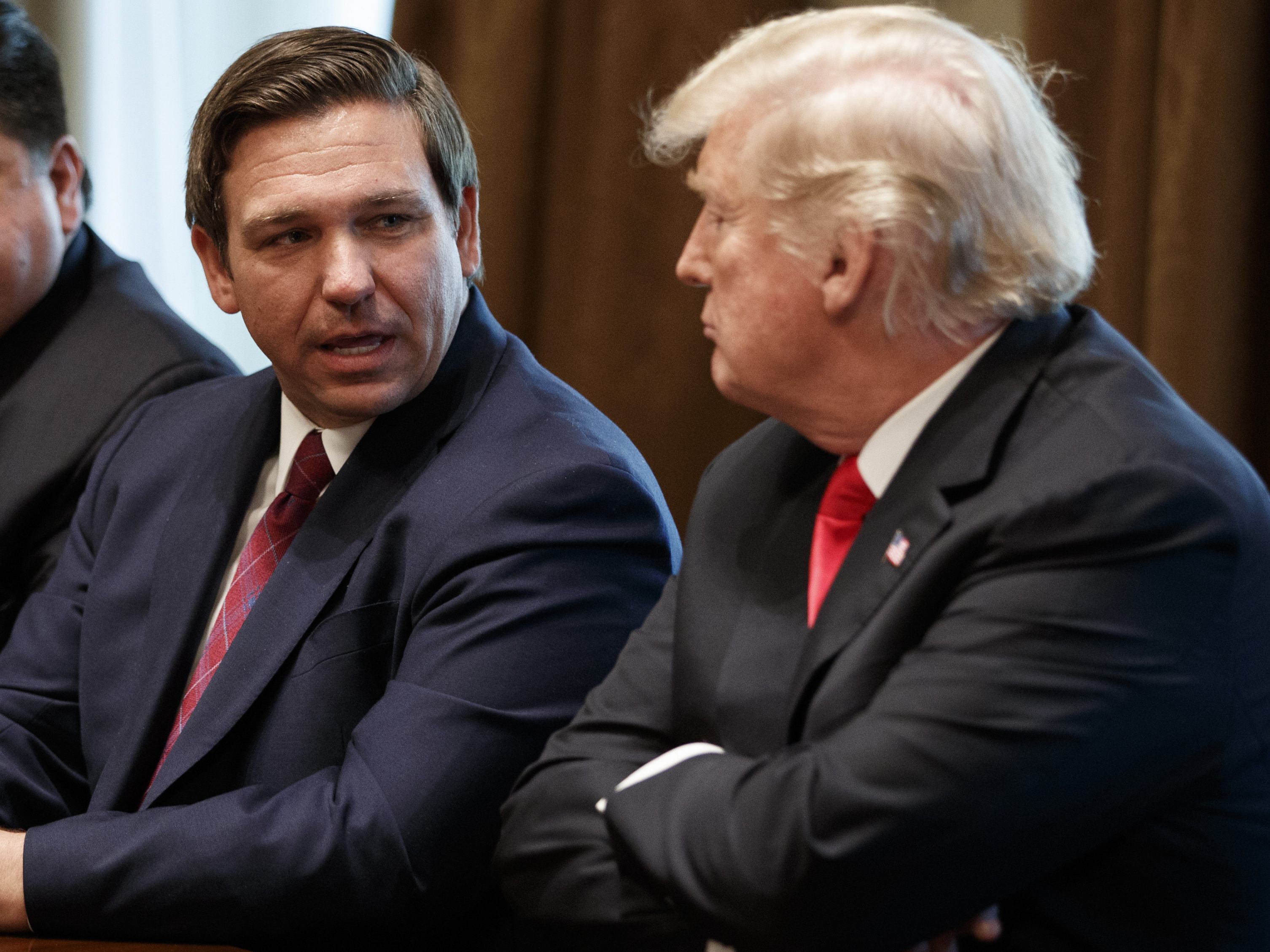 Ron DeSantis (m.) und Donald Trump (r.) im Jahr 2018 im Weißen Haus. Ron DeSantis (m.) und Donald Trump (r.) im Jahr 2018 im Weißen Haus.