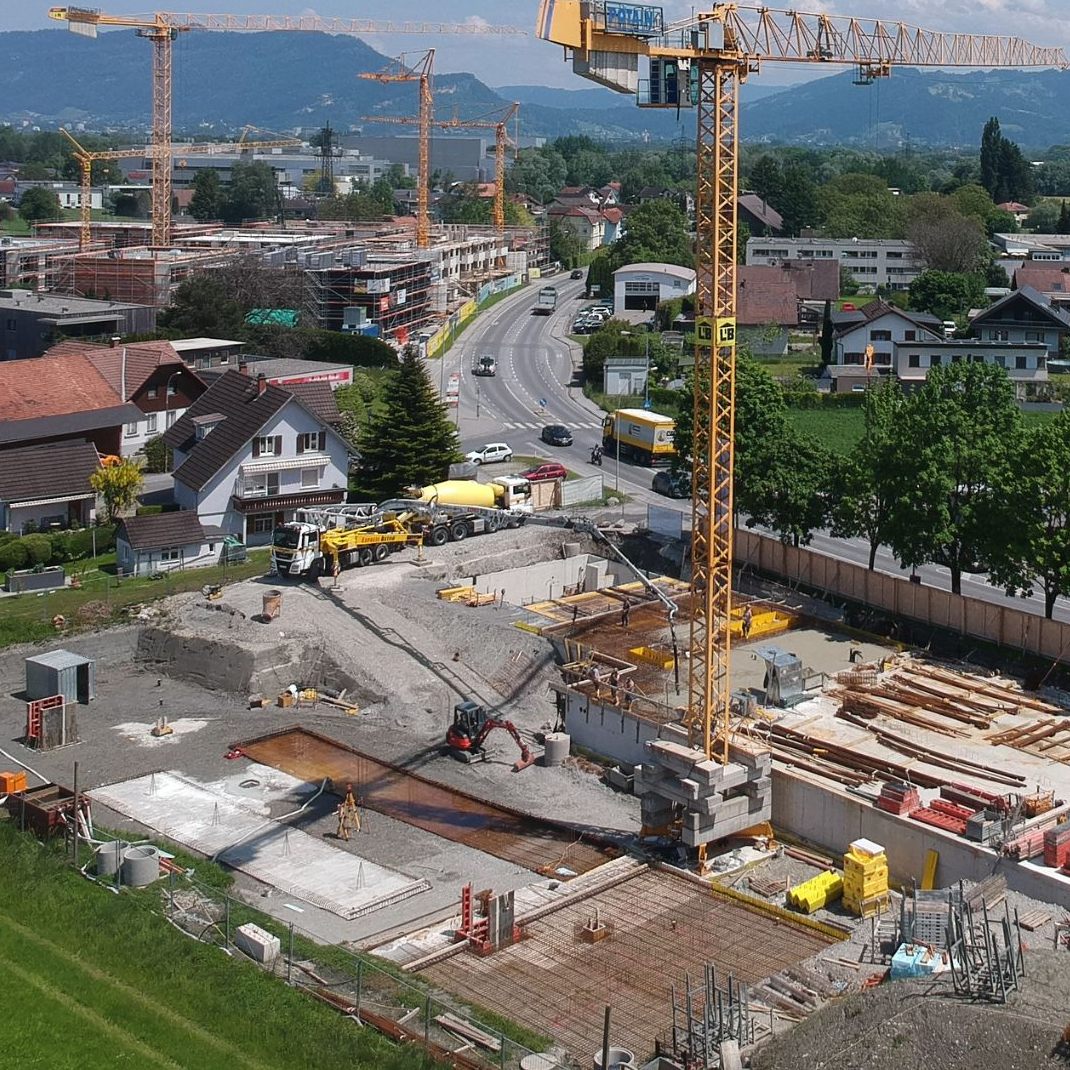 An der Bundesstraße wird fleißig gebaut.